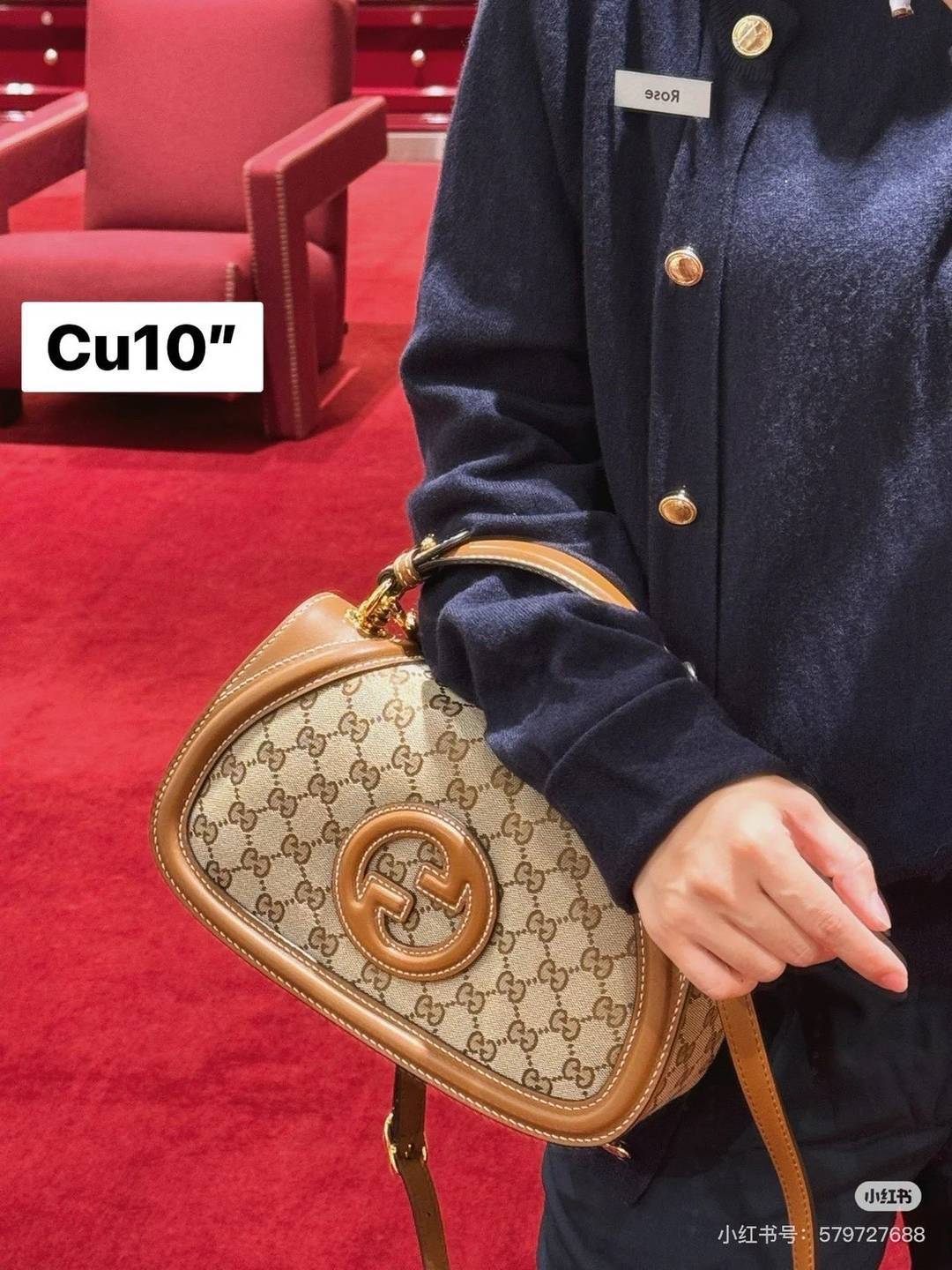 GUCCI Blondie small top handle bag กระเป๋าสะพายรุ่นใหม่สุดไอคอนนิก หนังแคนวาสสวยมากแถมยังมีกลิ่นหอมอ่อนๆ มาพร้อมหูจับและสายสะพายยาวปรับระดับได้ เหมาะมากสำหรับให้เป็นของขวัญ หรือจะให้ตัวเองก็ดีงามมากๆ