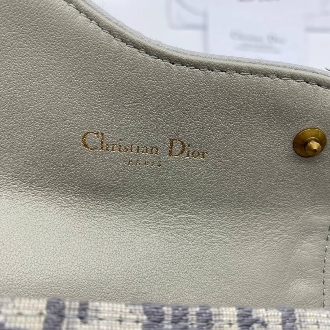 ORI 🥂 DIOR Wallet Saddle Lotus / Dior tri-fold wallet เกรดออริจินอล กระเป๋าสตางค์ 3 พับ วัสดุหนังแท้ และผ้า Jacquard อย่างดี ทอสวยงามที่สุด มีช่องใส่เหรียญมีซิปปิด ใส่การ์ด ใส่ธนบัตรได้ ครบเลยค่ะ ผสมผสานความสง่างามและคลาสสิกที่เข้ากับยุคสมัย ด้านห