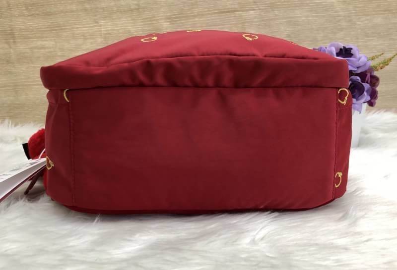 Kipling Disney’s Snow White Paola Satin S (Factory oem HK) กระเป๋าเป้รุ่นใหม่ วัสดุ nylon คุณภาพดี ช่องซิปด้านหน้า มี กระเป๋าลาย apple ปักรูปสโนว์ไวท์อถือแอปเปิ้ลสวย ช่องซิปหน้ากว้าง ใส่สัมภาระได้จุ เปิดปิดกระเป๋าช่องหลัก แบบซิปคู่ อะไหล่อย่างดี ภายในโล่ง