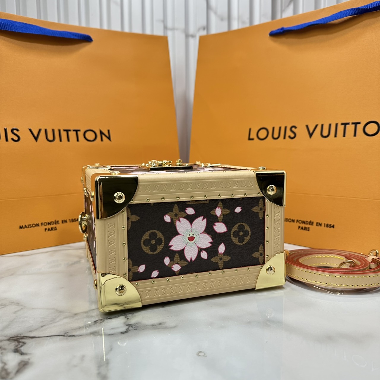 ORI หนังแท้ | LV x TM Camera Box Sakura Brown กระเป๋าสะพายทรงกล่องดีไซน์ขนาดเล็กพกพาสนุก ลายพิมพ์ดอกซากุระมีชีวิตชีวากับสไตล์เป็นเอกลักษณ์ เปี่ยมไปด้วยพลังและหรูหรา