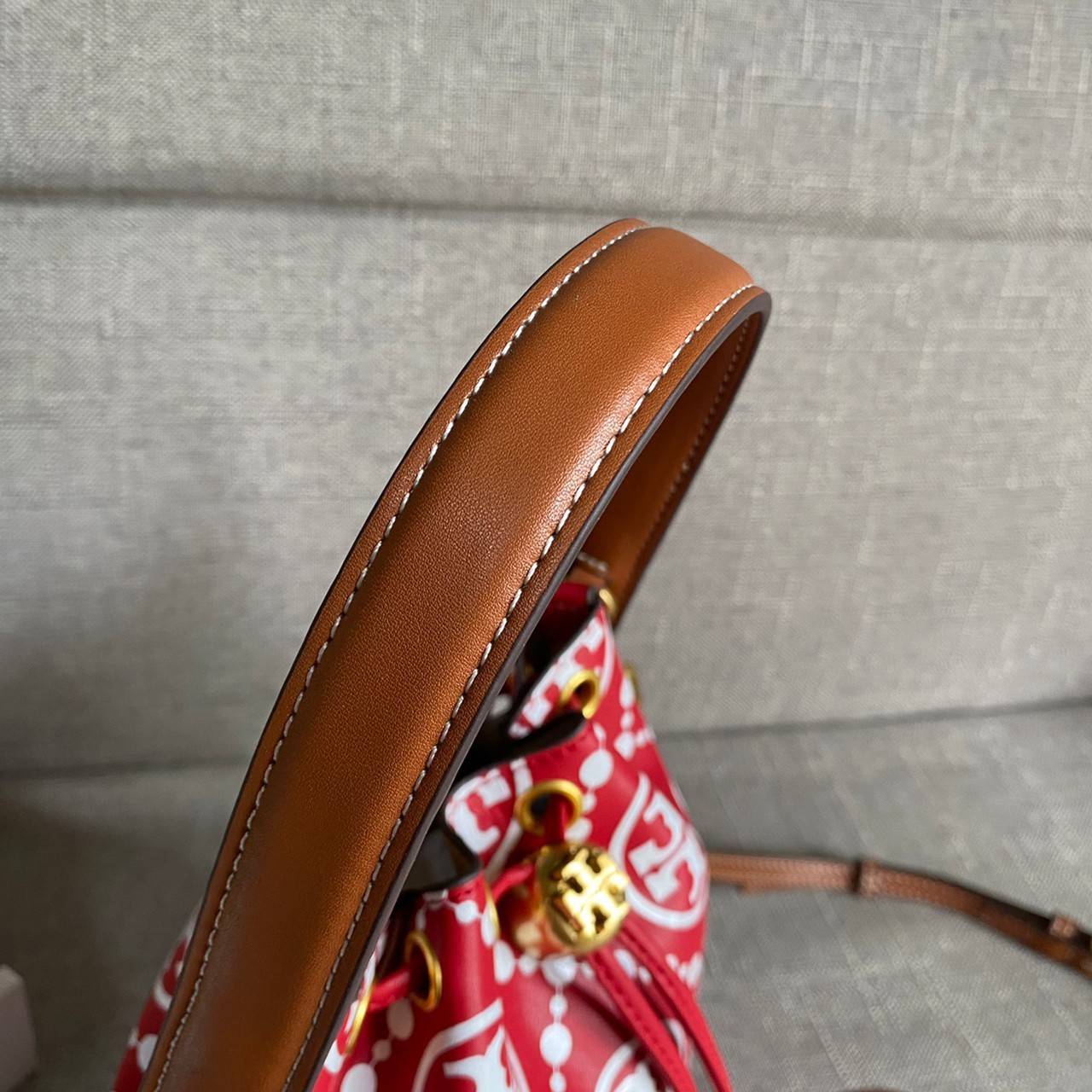 TORY BURCH T Monogram Embroidered Mini Bucket Bag ถูกหรือแพงต้องแดงไว้ก่อนเลยค่ะ ^^ กระเป๋าทรงบักเก็ตใบเล็กน่ารัก สุดหรูหรา ทรงสวย โด่ดเด่นลายพิมพ์ monogram วัสดุหนังอย่างดี เปิด-ปิดแบบหูรูด ล็อดด้วยปุ่ม อะไหล่ทองสวยงาม มาพร้อมสายยาว ปรับสายได้ ถอดสายได้ 