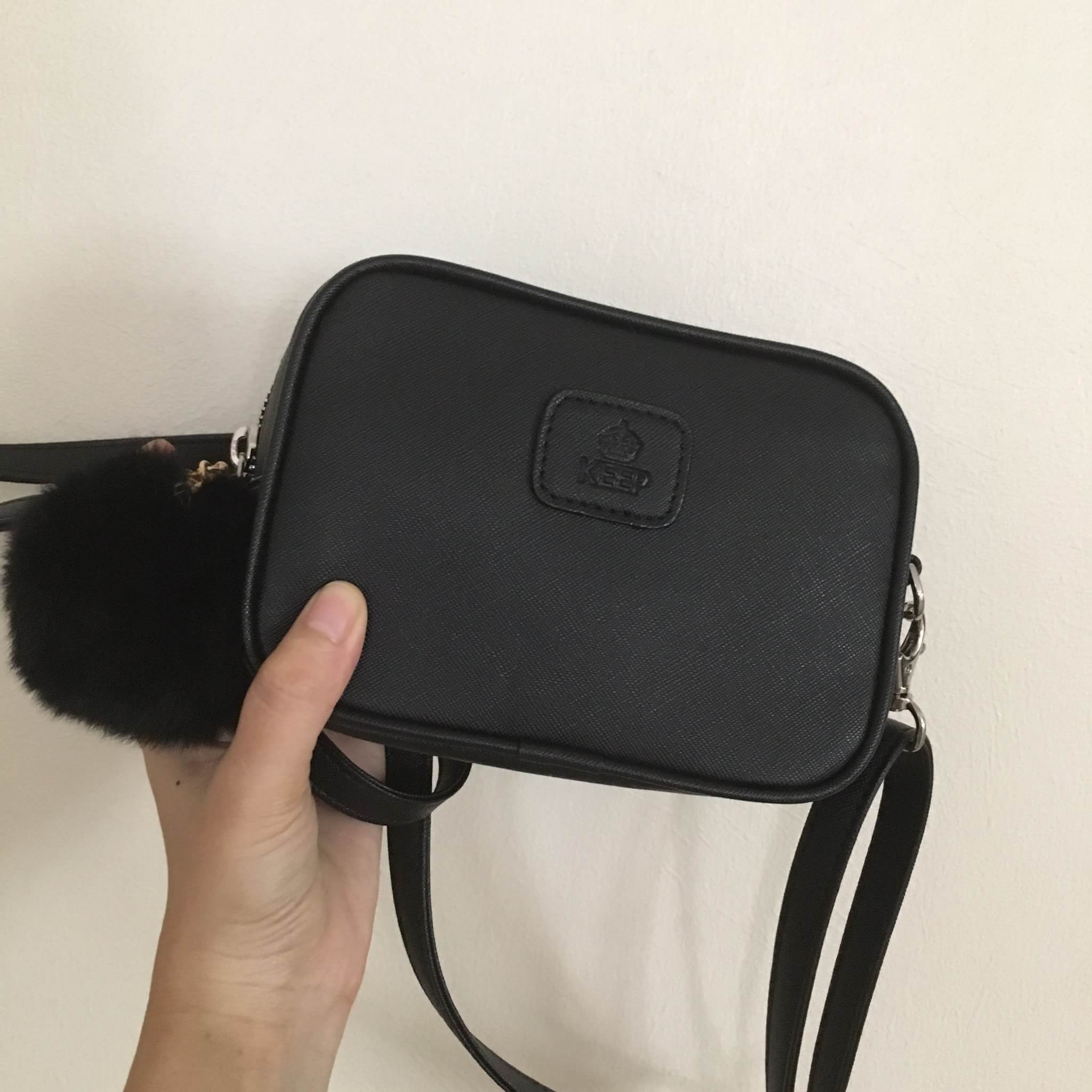 สินค้าขายดีมากี่รอบก้อหมด KEEP รุ่น Saffiano Box clutch&shoulder bag กระเป๋าสะพายทรงน่ารัก ตัวกระเป๋าถอดสายถือเป็นคลัช ออกงาน หรือสะพายพาดลำตัวได้เลย จุดเด่น ที่ตัวกระเป๋าทำจากหนัง Saffiano prada คะ สวย ทน ดูแลทำความสะอาดได้ง่าย ขนาดกำลังดีใส่โทรศัพท์ ได้