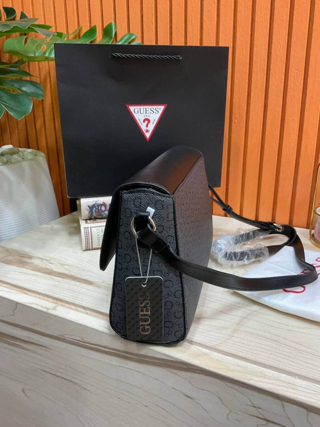ของแท้ 💯% 】Guess Brit Crossbody Bag in Charcoal Signature Faux Leather and G Monogram Print with Black Leather Flap - Women's Sling Bag กระเป๋าสะพาย Crossbody ทรงเหลี่ยม รุ่นยอดนิยมอีกรุ่นหนึ่งของ Guess ตัวหนังคือดีงามทรงสวย หนังนิ่มน่าใช้มาก