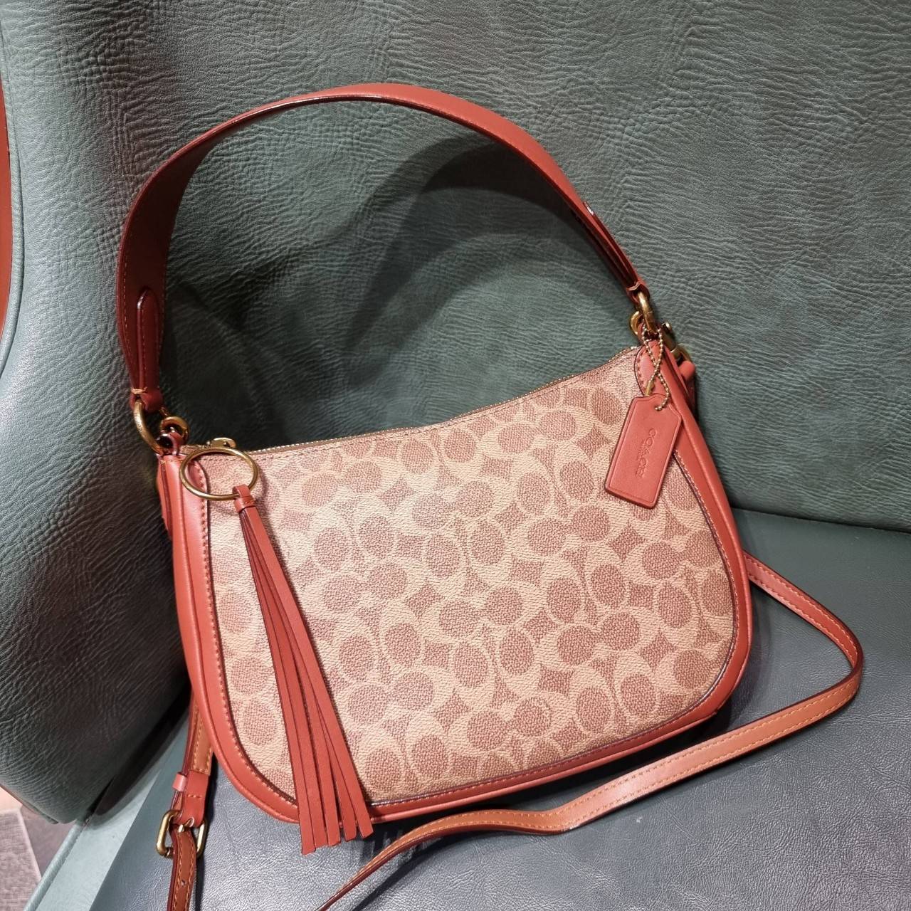 COACH 52577 SUTTON CROSSBODY IN SIGNATURE CANVAS กระเป๋าสะพายไหล่ สวยคลาสสิค สไตล์วินเทจ ใบใหญ่จุใจ วัสดุหนังแคนวาสเคลือบลาย สายคล้องไหล่ในตัว ภายในโล่งกว้าง จุของได้เยอะแน่นๆ มาพร้อมสายสะพาย crossbody ที่จะถอดออก หรือจะสะพายก็เก๋ สวยโดดเด่นแน่นอน พร้อมเส