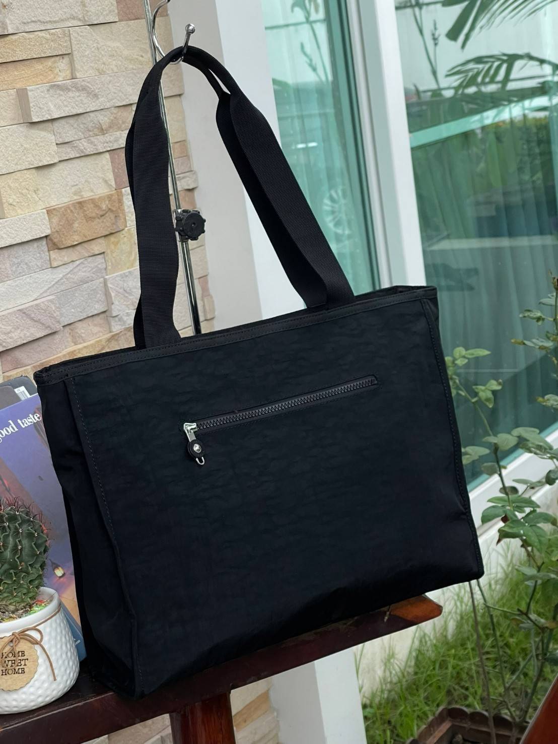 Kipling Stacey Tote Bag(KI3101) คอลเลคชั่นใหม่ล่าสุดจากkipling เป็นกระเป๋าที่มีสายคล้องเอาไว้ใช้งานบริเวณไหล่ สามารถจัดเก็บสิ่งของได้ในจำนวนมาก รวมไปถึงตัวซิปที่มีความไหลลื่น ใช้งานง่ายไม่มีสะดุดในขณะเดียวกันตัวกระเป๋าเองก็มีน้ำหนักเบามาก ๆ พื้นฐานที่สามา