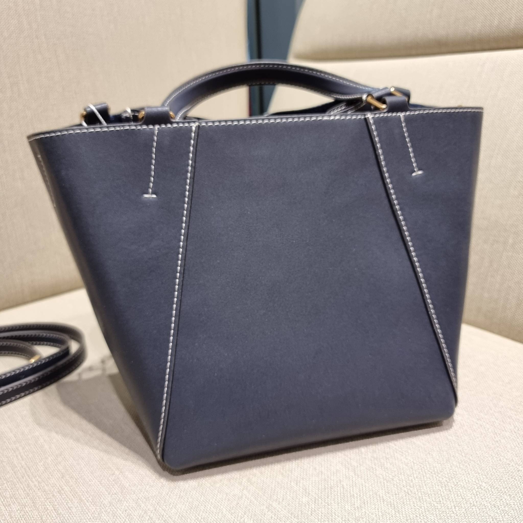 TORY BURCH MCGRAW DRAGONFLY IN MONOGRAM JACQUARD / Tory burch bucket สวยก่อนใคร ไม่ต้องพรีฯ กับกระเป๋าลายโมโนแกรมยอดฮิต ที่มาในรูปทรงดีไซน์ใหญ่ สวยเก๋ ไม่เหมือนใคร ไม่มีซ้ำ!! ใช้งานได้สะดวกด้วยหูจับในตัว และสายสะพายข้างเอามาปรับใช้สะพายได้ตามชอบ ด้านหน้าต