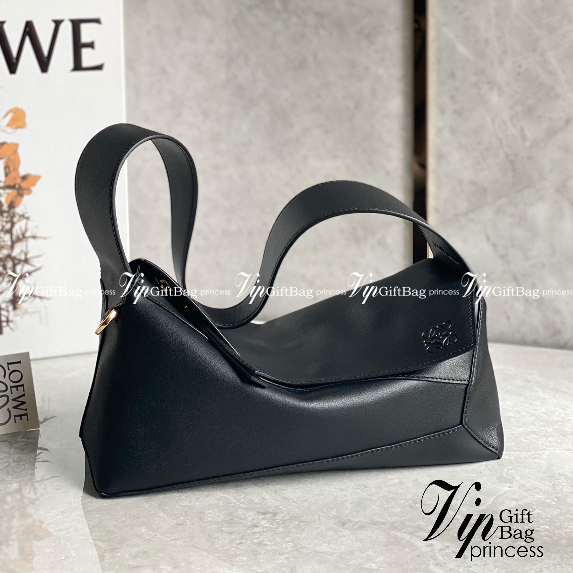 LOEWE Puzzle Hobo bag in nappa calfskin กระเป๋าสะพายไหล่มีความพิเศษในหลายด้าน ไม่ว่าจะเป็นรูปทรงที่แปลกใหม่ มินิมอลด้วยโลโก้อนาแกรมแบบประทับ ดูหรู เป็นกระเป๋า Unisex ที่ไม่ว่าคุณจะเป็นผู้หญิงหรือผู้ชายก็ใช้งานได้