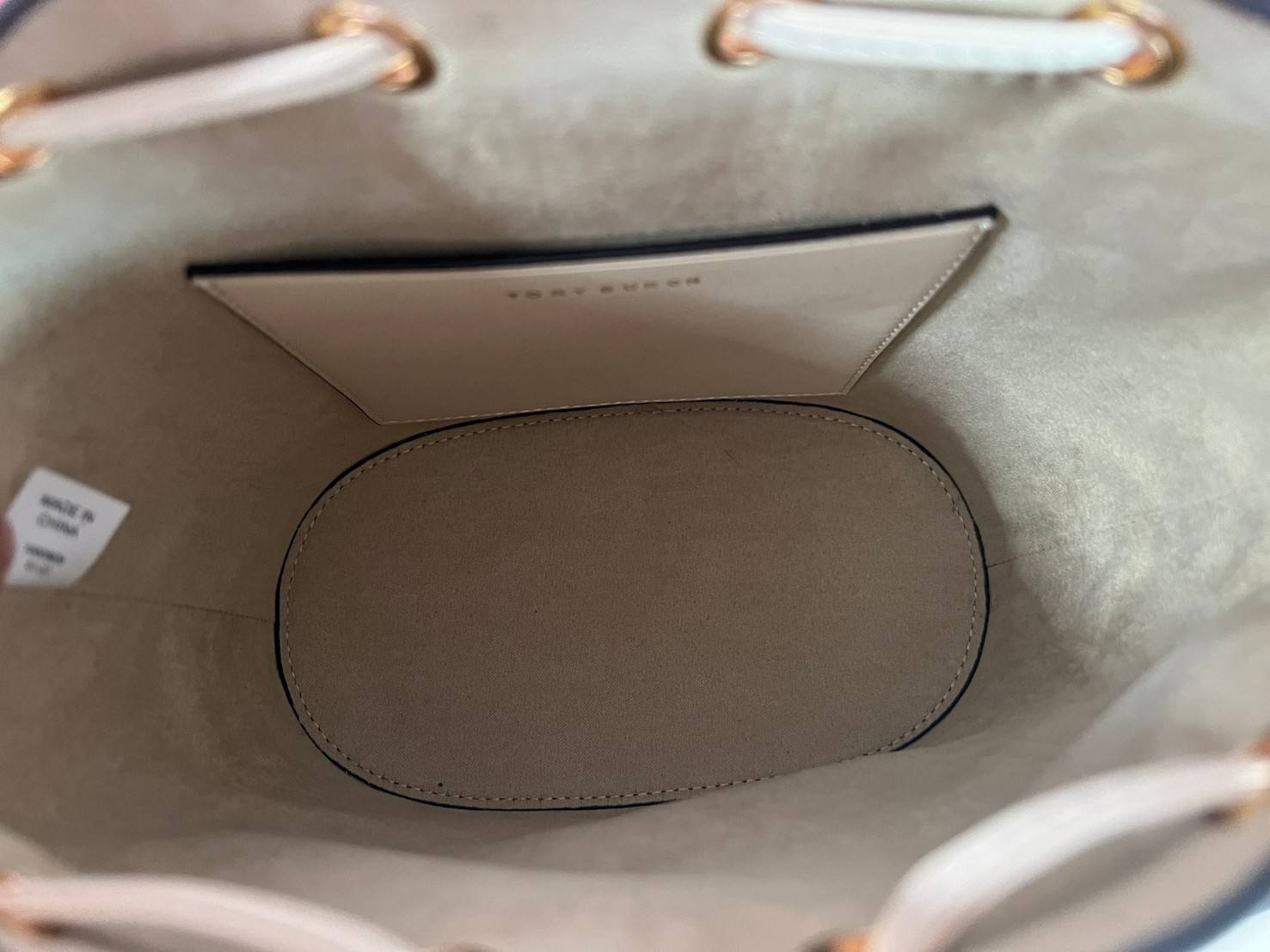 Medium : Tory Burch T Monogram Embossed Bucket Bag กระเป๋าถือหรือสะพายไหล่ ประดับด้วยลวดลายอันเป็นสัญลักษณ์ของแบรนด์ ถูกประดิษขึ้นด้วยความพิถีพิถันวัสดุหนังอย่างดี ด้านในบุด้วยหนังไมโครซูแอคเนื้อนุ่มทำความสะอาดง่าย กระเป๋าผ่าหลังด้านนอก1ช่อง ด้านใน 1ช่อง 