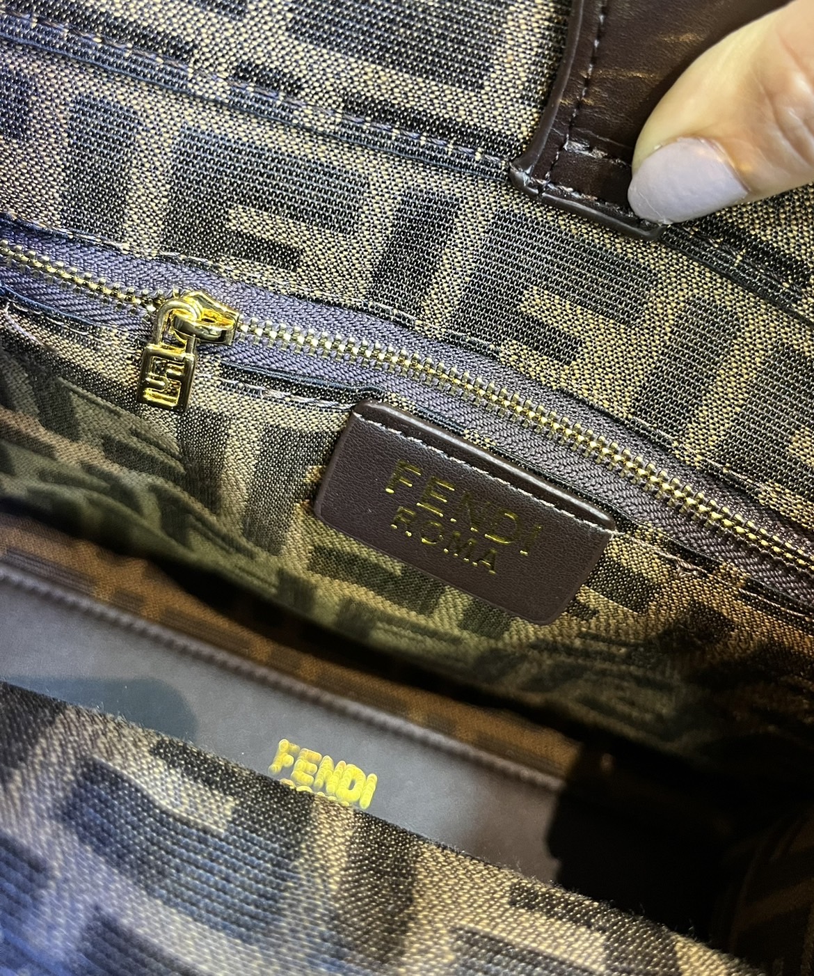 FENDI Sunshine jacquard FF sequins shopper / Fendi Tote bag 25cm พร้อมส่ง กระเป๋าสะพายทรงโท้ท ปักเลื่อมแวววาว รุ่นใหม่ สวยหรู **สินค้าเกรดออริจินอล 1:1 สลับแท้