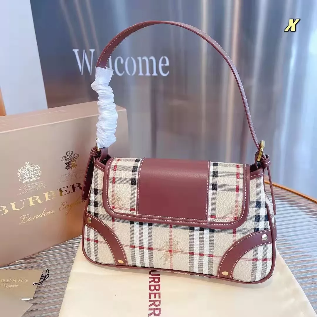 BURBERRY VINTAGE BAG / Burberry Shoulder Bag กระเป๋าสะพายไหล่ลายวินเทจ สวยคลาสสิก โทนสีใช้งานง่าย หลายโอกาศ วัสดุ PVC Canvas อย่างดี สวยอยู่ทรง ไอเท็มแนะนำ Must Have!
