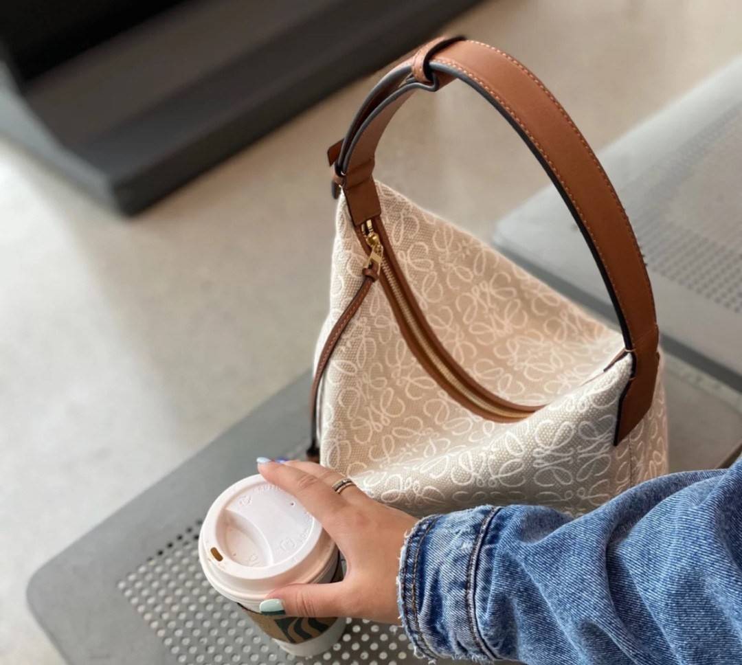 LOEWE CANVAS BAG VIP GIFT WITH PURCHASE (GWP) พรีเมี่ยมกิ๊ฟ Limited จาก LOEWE HAUTE PARFUME DUTYFREE COUNTER วัสดุ CANVAS ตัดหนังแท้ ดีไซน์ทรงยอดฮิตประจำปีเลย! ปักโลโก้แบรนด์บนผ้าทั้งใบเป็นเอกลักษณ์ เปิดปิดด้วยซิปยาวภายในโล่งกว้าง ใส่กระเป๋าสตางค์ยาว มือถ