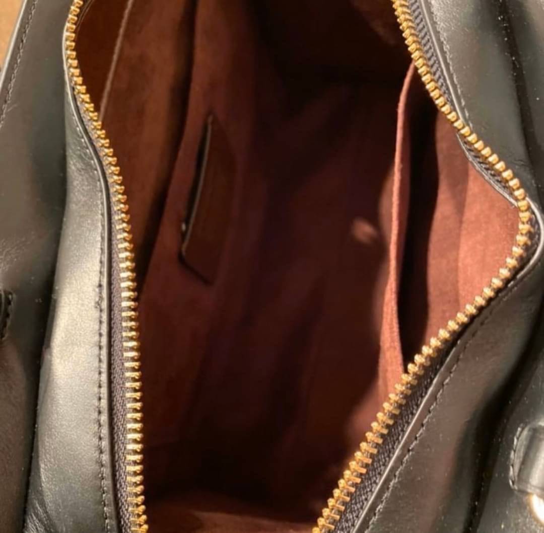 COACH ZOE CARRYALL IN SIGNATURE CANVAS เดอะเบสท์แห่งปี ต้องยกให้พี่คนสวยใบนี้เลย!! รุ่นที่สาวๆตามหา หายากอีกหนึ่ง กระเป๋าถือ/สะพายทรงสวย คลาสสิค ใบใหญ่จุคุ้ม มีดีเทลน่ารักๆที่แม่กุญแจ สามารถล็อคหัวซิปได้ กุญแจซ่อนในพวงหนังห้อยก็น่ารักไปอีก ภายในโล่งกว้าง 