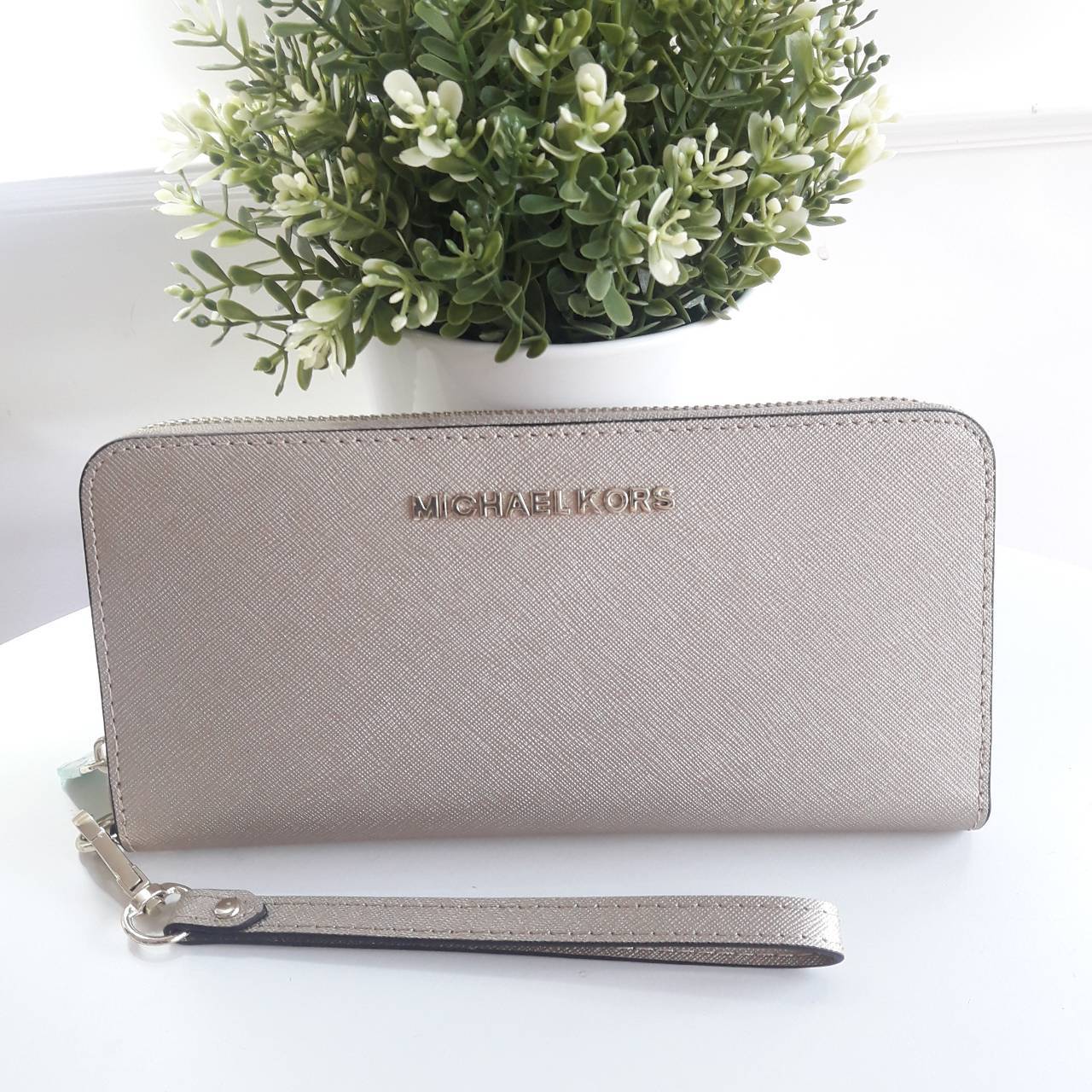 Best seller! งานขายดี รุ่นใหม่คะ Michael kors saffiano Wallet กระเป๋าสตางค์ใบยาว หนัง Saffiano ซิปรอบ สวยหรู มาก อะไหล่ปั้มโลโก้แบรนด์ ด้านในมีช่องใส่บัตร เยอะม้ากกก อีกด้านมีช่องแบงค์+ซิปใส่เหรียญ จุของได้เยอะจริงๆคะ ใส่ iphone 6+ ได้ สวยหรูดูดี อุปกรณ์ค