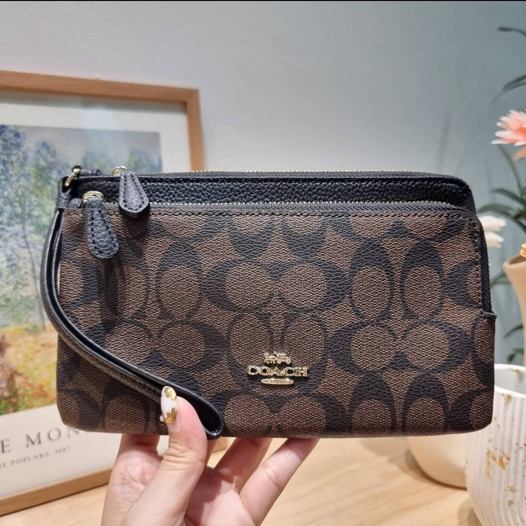 COACH DOUBLE ZIP WALLET IN SIGNATURE CANVAS / C5576 / C5610 / C7313 พร้อมส่ง 8 สี ใหม่ล่าสุด คอล 2023 กระเป๋าคล้องมือใบใหญ่ ดีไซน์ใหม่เล่นระดับ เพิ่มลูกเล่นและดีเทลให้ดูน่าใช้ยิ่งขึ้น