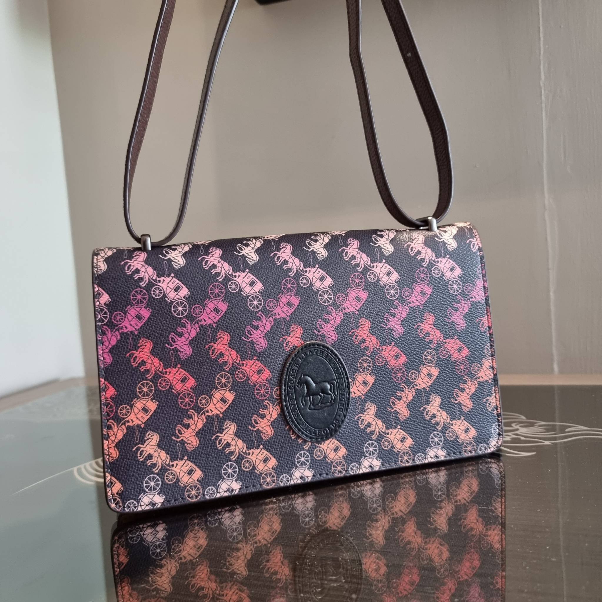OUTLET 】COACH 88343 CAMILLE CROSSBODY WITH HORSE AND CARRIAGE PRINT AND ARCHIVE PATCH คอลเลคชั่นหายาก ที่สาวๆตั้งตารอ!! ด้วยดีไซน์ลุคผู้ดี ตกแต่งลวดลายออกมาดูโดดเด่น กับกระเป๋าสะพายที่ปรับใช้ได้หลายหลายสไตล์ สะพายไหล่สายคู่ สะพายข้างสายเดี่ยว หรือจะเอาสาย