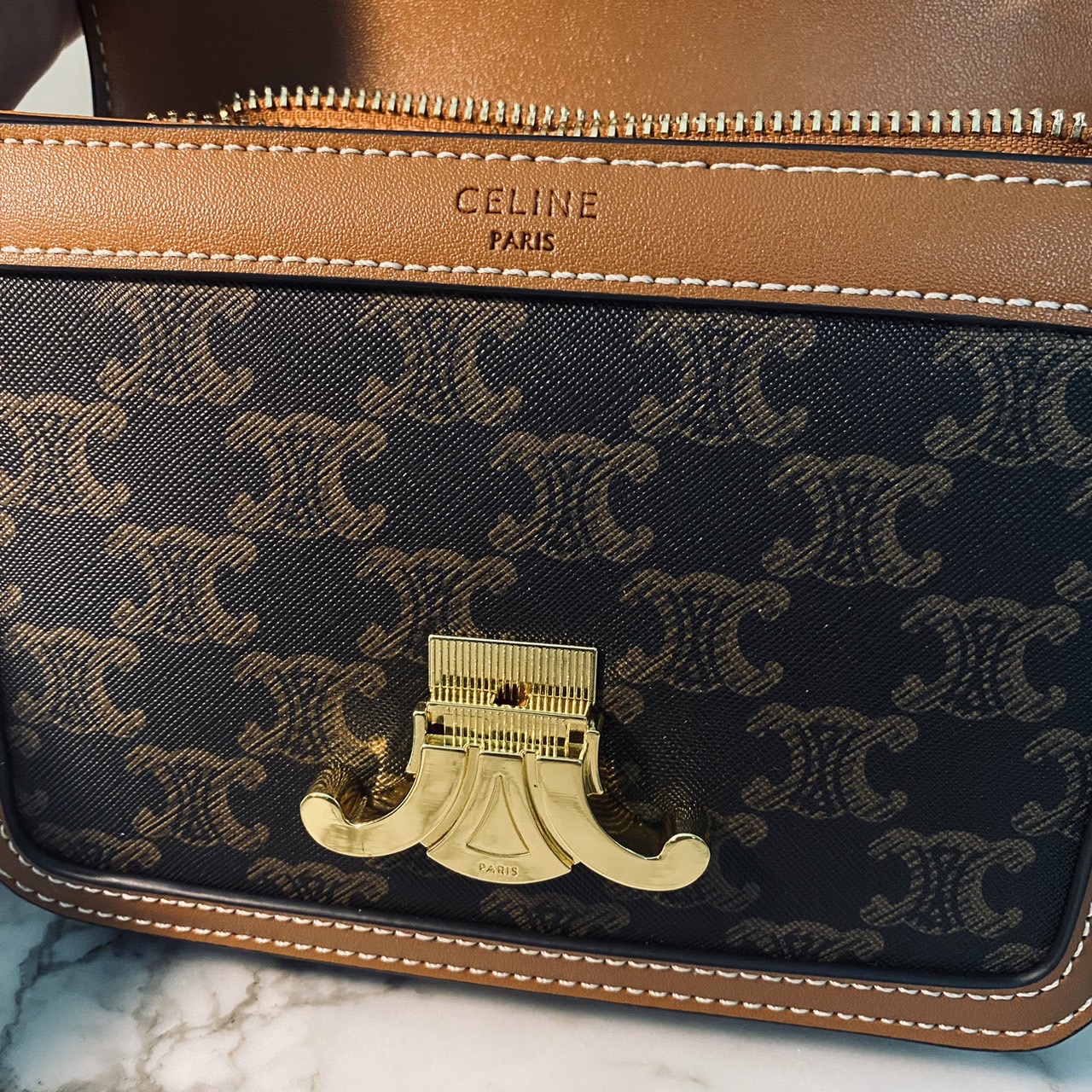 CELINE Teen Triomphe Bag 20cm กระเป๋าสะพายรุ่นยอดนิยม งานสวยอยู่ทรง ไม่มีไม่ได้เลยกับไอเท็มสุดคลาสสิค เนเชอรัลโทน ดูดี ดูแพง -- รับตัวแทนกระเป๋า