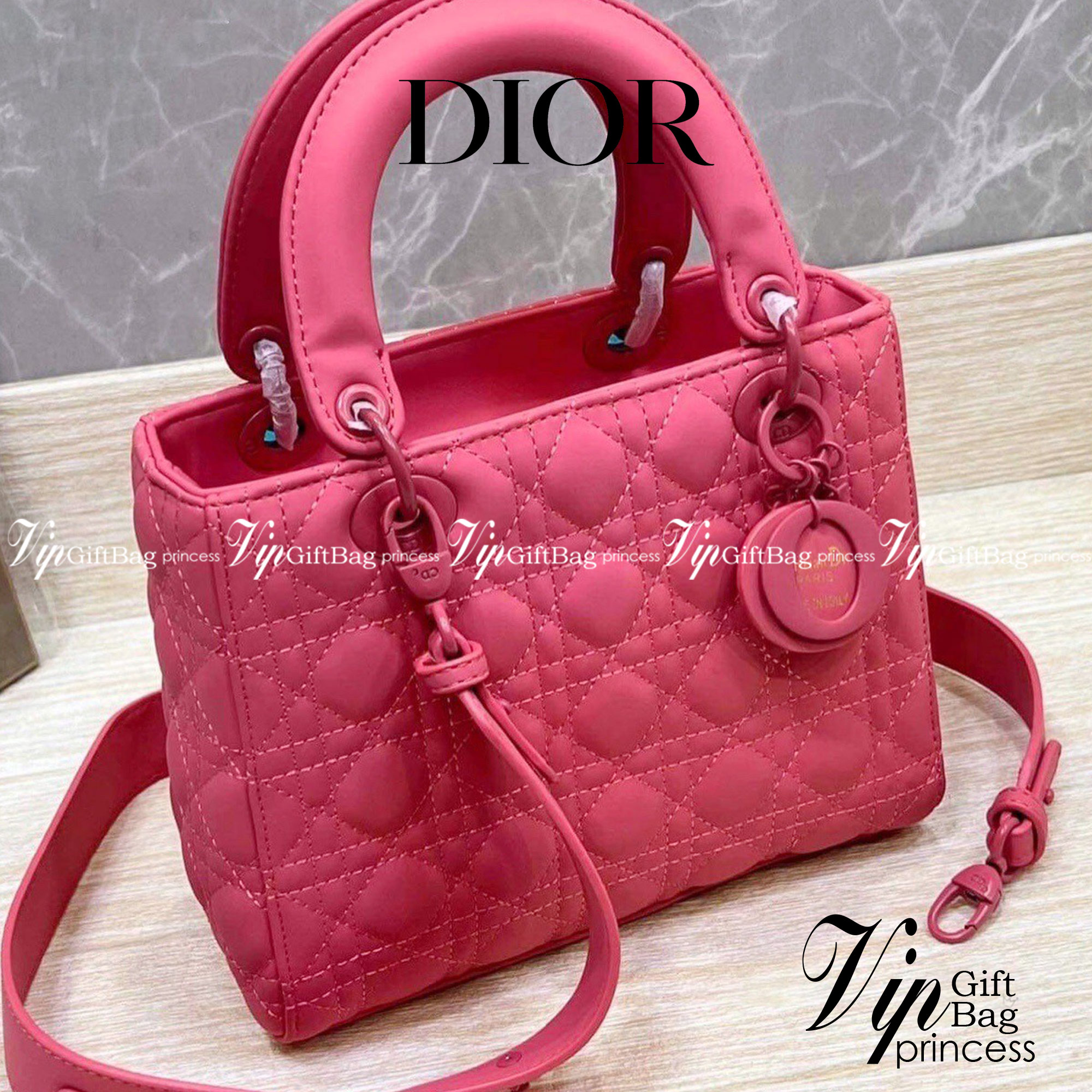 DIOR CD LADY BAG / Christian Dior Lady Dior Ultra-Matte Bag 9.5" ขนาดกำลังดี ใส่ของได้เยอะเลยค่ะ พร้อมส่ง 5 โทนสีพาสเทลหวานๆ น่ารักละมุน ตัวห้อยโลโก้โทนสีเดียวกับกระเป๋า น่ารักมากค่ะ ดีไซน์เรียบง่าย แต่แฝงไปด้วยความหรูหรา วัสดุหนังแท้ ทรงกล่องคลาสสิค