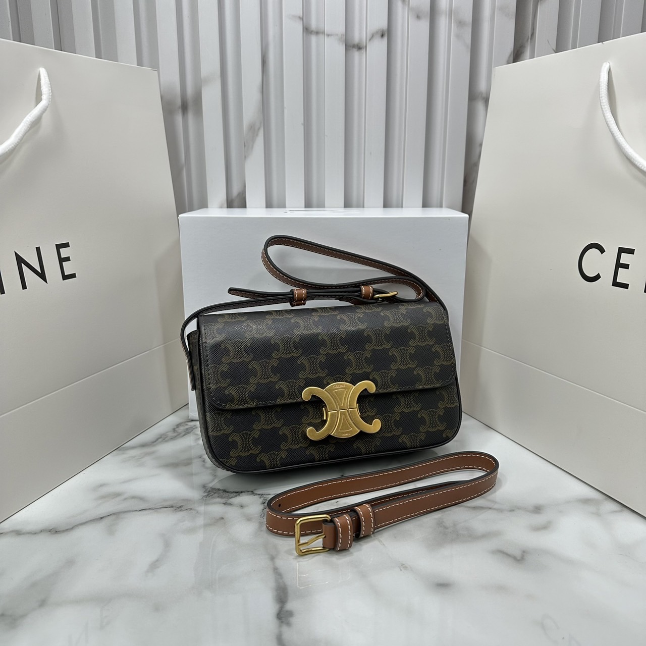 CELINE TRIOMPHE SHOULDER BAG / Celine SHOULDER BAG CLAUDE in shiny กระเป๋าสะพายไหล่ พร้อมสายสะพาย 2 เส้น เกรดออริ 1:1 ใช้งานต่างประเทศได้