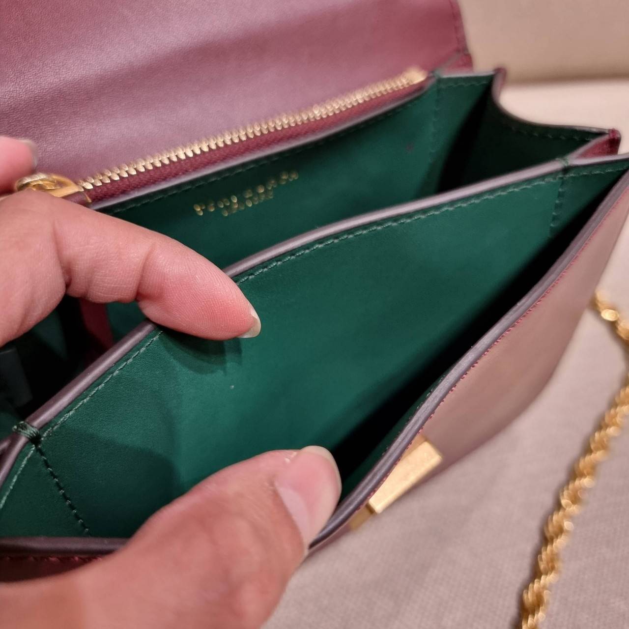 TORY BURCH ELEANOR SMALL CONVERTIBLE SHOULDER BAG ฮอตไอเท็ม รุ่นนี้ขายดีขายหมด คัมแบค!! สวยหรู คุณหนู ผู้ดี!! หายากมากที่สุด!! กระเป๋าสะพายข้าง ดีไซน์อยู่ทรง ขนาดกำลังสะดวกใช้สำหรับสาว วัสดุหนังแท้เต็มใบ สีทูโทน เปิด-ปิดด้วยแถบแม่เหล็ก ภายในแบ่งสัดส่วนได้