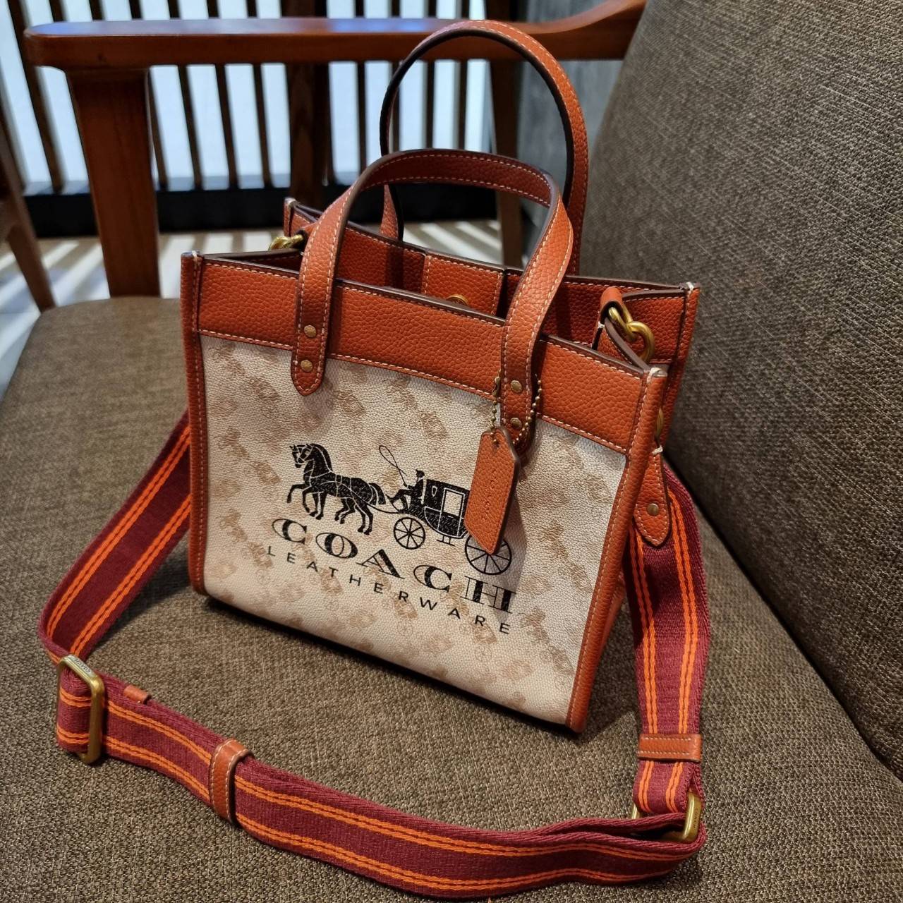 COACH C8456 FIELD TOTE 22 WITH HORSE AND CARRIAGE PRINT AND CARRIAGE BADGE คอลเลคชั่นสุดคลาสสิค ต้อนรับซัมเมอร์ ทั้งสดใสและร้อนแรง สวยหรูดูแพงในไอเท็มเดียว กระเป๋าทรงโท้ท ไซส์กำลังสวย น่ารักน่าใช้ ฟังก์ชั่นการใช้งานสะดวกที่สุด มีทั้งสายคล้องแขนในตัว และสา