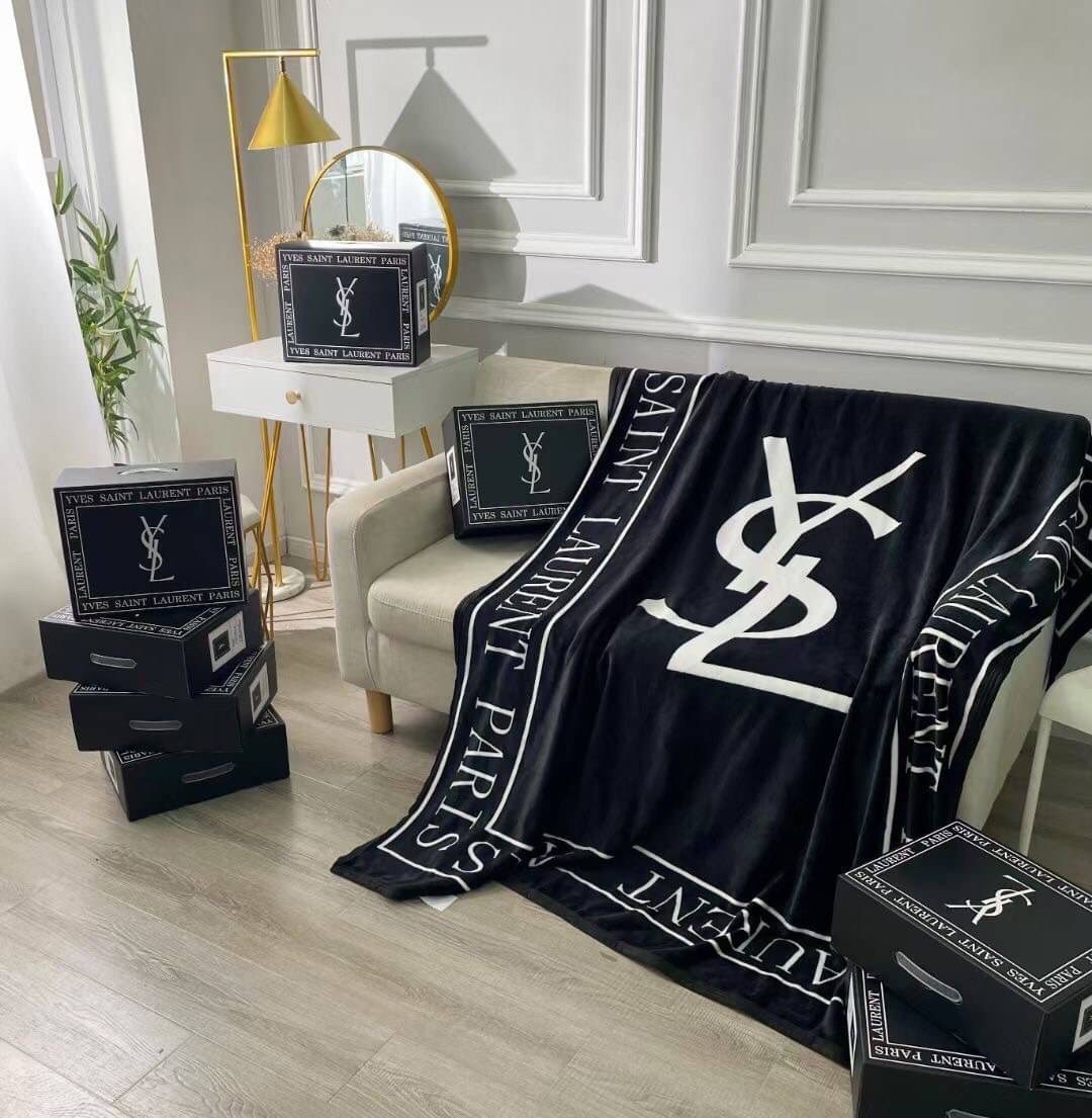 VIP GIFT 】Best Gift! พร้อมกล่อง Yves Saint Laurent Blanket ไอเท็มแนะนำ ผ้าห่มนุ่มนิ่ม ขนปุยๆๆ สบายผิวมาก เนื้อผ้านิ่มฟูนุ่มใช้ได้ทุกโอกาส ขนาดกำลังดี พกพาสะดวก สามารถพกไว้ใช้ในรถ ใช้ในออฟฟิศได้ จะซื้อใช้เองหรือมอบเป็นของขวัญก็ดูดีพร้อมส่งที่ไทย ราคาสุดคุ้