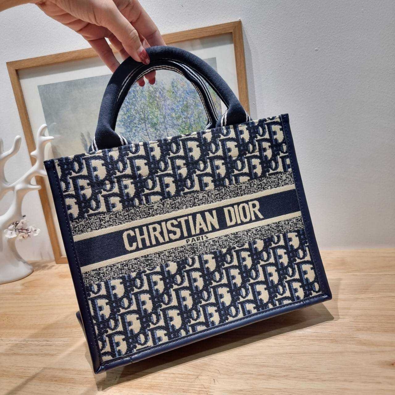 Dior small book tote bag กระเป๋าทรงโท้ทสุดฮิต ไซส์เล็ก ดีไซน์ใหม่ล่าสุด ที่มีทั้งความละมุนและหรูหรา เกรดออริ 1:1 ใช้งานต่างประเทศได้