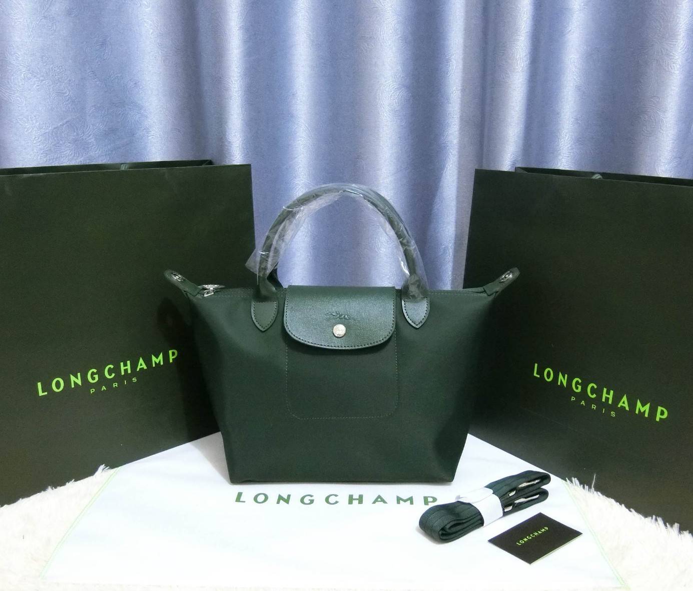 Longchamp Size S สินค้าใหม่ ของแท้!! เป็นล็อตผลิตเกินออเดอร์จากโรงงาน มาพร้อมการ์ด/ถุงผ้าแบรนด์/ถุงกระดาษแบรนด์ Size S: 25 x H. 23 x 16 cm. Color: Moss Green 794