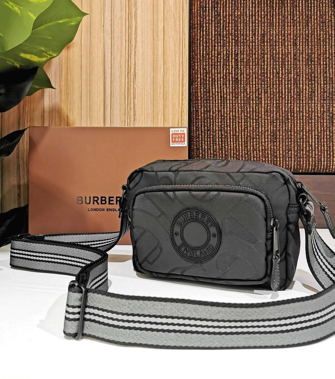 BURBERRY FRAGRANCES MONOGRAM CROSSBODY BAG VIP GIFT WITH PURCHASE (GWP) พรีเมี่ยมกิ๊ฟ Limited จากน้ำหอม BURBERRY 100% POLYAMIDE (Nylon & Canvas) ลาย Monogram น้ำหนักเบา มีโลโก้ด้านหน้าเปิดปิดด้วยซิปหัวซิปแบรนด์ ด้านหน้ามีช่องซิป ด้านหลังมีช่องใส่ของ ภายใน