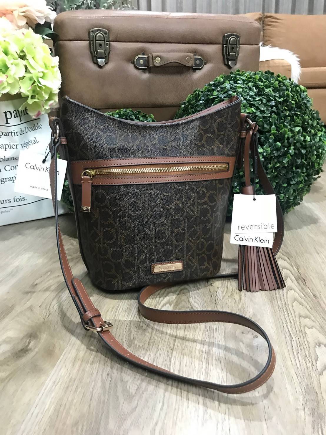 Calvin Klein CrossBody Bag Y2019 Newvin! กระเป๋าสะพายหนังสวยอยู่ทรง ลาย Signature แบรนด์รอบใบ ทรงถัง เปิดปิดด้วยซิป ด้านหน้าประดับโลโก้แบรนด์ อะไหล่ทอง ขนาดกำลังดี น้ำหนักเบา ภายในกว้าง ซับในพิมพ์แบรนด์ ใส่ wallet ยาวได้ พร้อมสายยาว ปรับได้ Crossbodyได้ค่