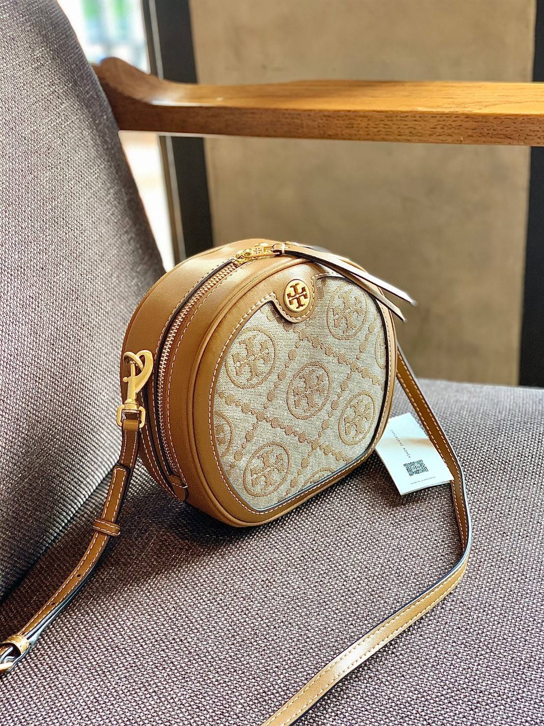 TORY BURCH T MONOGRAM JACQUARD CIRCLE BAG ((Large size)) พร้อมส่งที่ไทย สวยก่อนใครที่นี่! กระเป๋าจาก Tory burch รุ่นนี้มาในสไตล์ทรงวงกลม สุดคลาสสิค ดูคล่องตัวมากขึ้น วัสดุJacquardทอลายแบรนด์+ขอบหนังแท้ ได้ลงตัวสวยงามอยู่เหมือนเดิมค่ะ