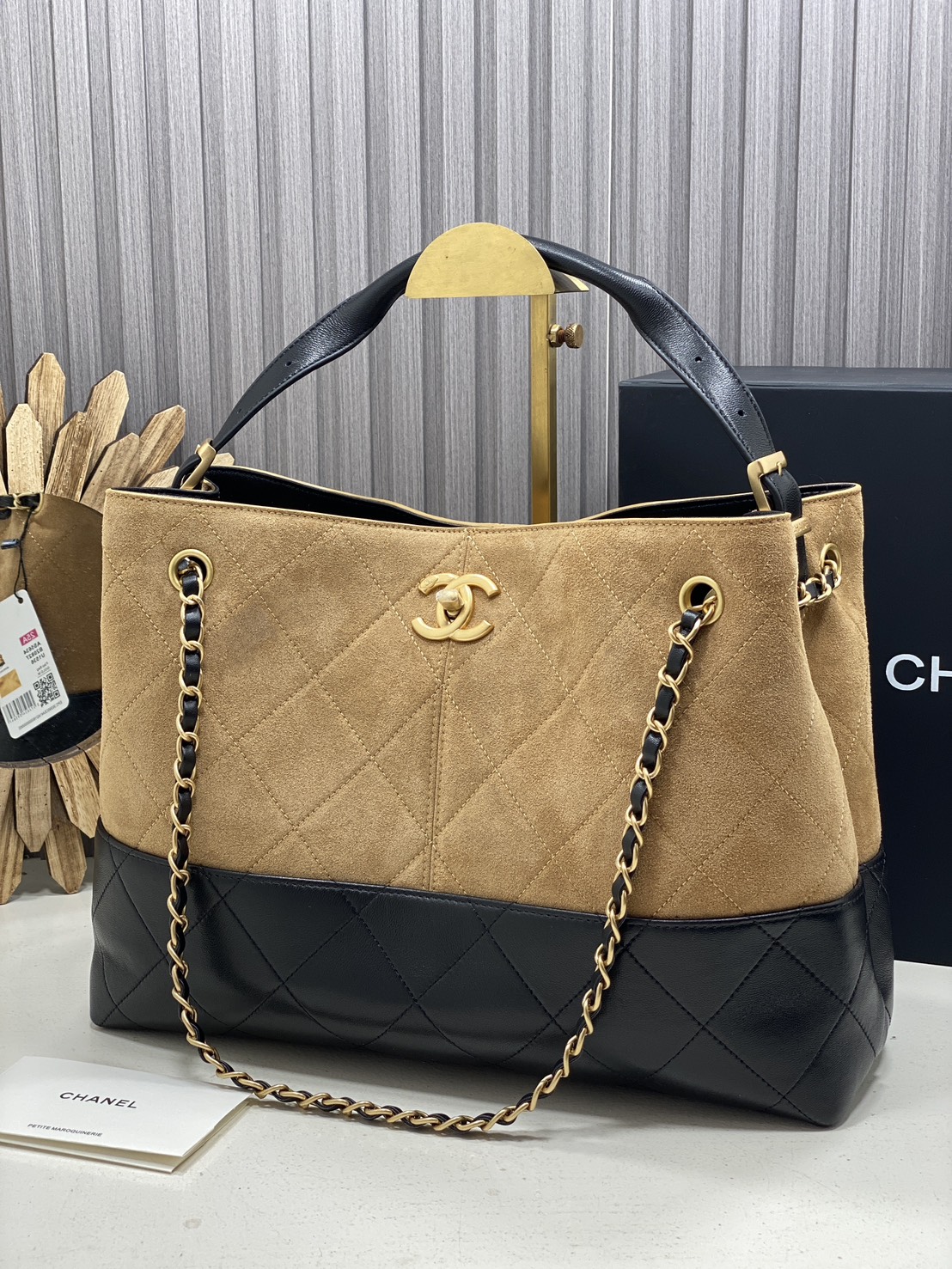 ORI หนังแท้ | CHANEL Shopping Bag 25A Suede Bag กระเป๋าสะพายทรงโท้ท ดีไซน์ใหม่หนังกำมะหยี่โทนน้ำตาล ใช้งานง่าย สวยหรูดูแพง ฐานหนังแท้สีดำตัดอย่างลงตัว
