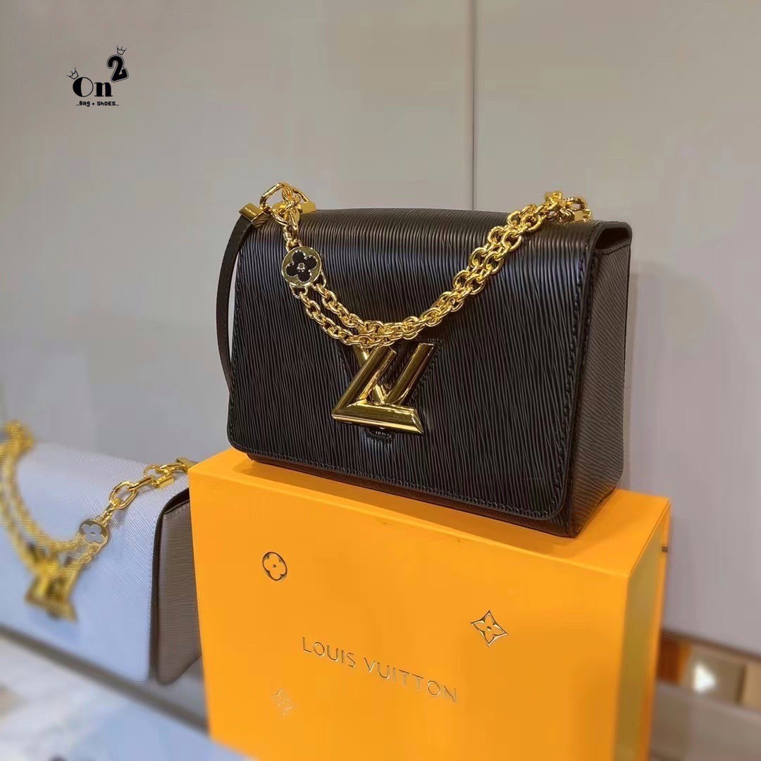 LOUIS VUITTON Twist MM Epi Leather Handbags / LV Twist MM หนัง Epi ลายเกรน ตัวล็อก LV Twist สีทองไอคอนิกช่วยเติมเต็มความสมบูรณ์แบบให้กับกระเป๋าได้อย่างลงตัว เหมาะสำหรับการใช้งานเป็น everyday bag หรือถือออกงานก็สวยเลยค่ะ