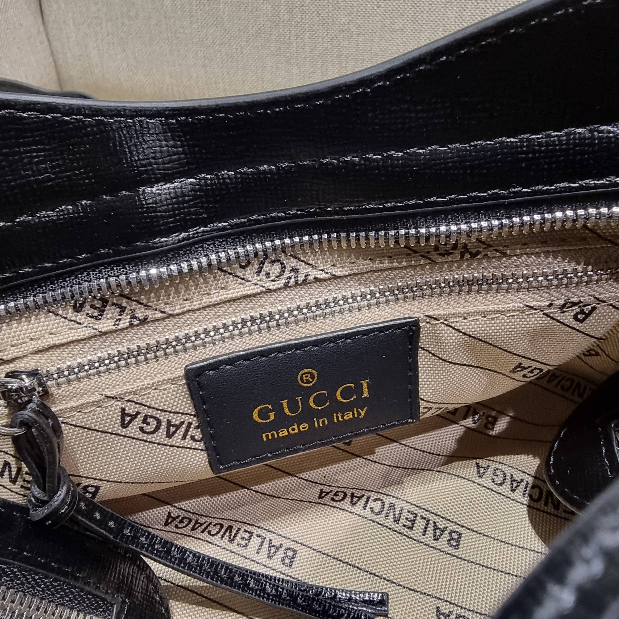 ไซส์ใหม่ กับรุ่นคอลแลบอีกหนึ่ง ที่ฮอตติดลมไม่เลิก!! Gucci×Balenciaga neo floral small bag กระเป๋าถือ/สะพายข้างที่โดดเด่นในสไตล์ที่ไม่ซ้ำ ไม่เกร่อ ดีไซน์มีกิมมิคและลูกเล่นแพรวพราว ทั้งหนังรูดซิป ทั้งหูจับ ทั้งความตกแต่ง มีดีเทลอัพราคาไปหมด วัสดุผ้าแคนวาสตั