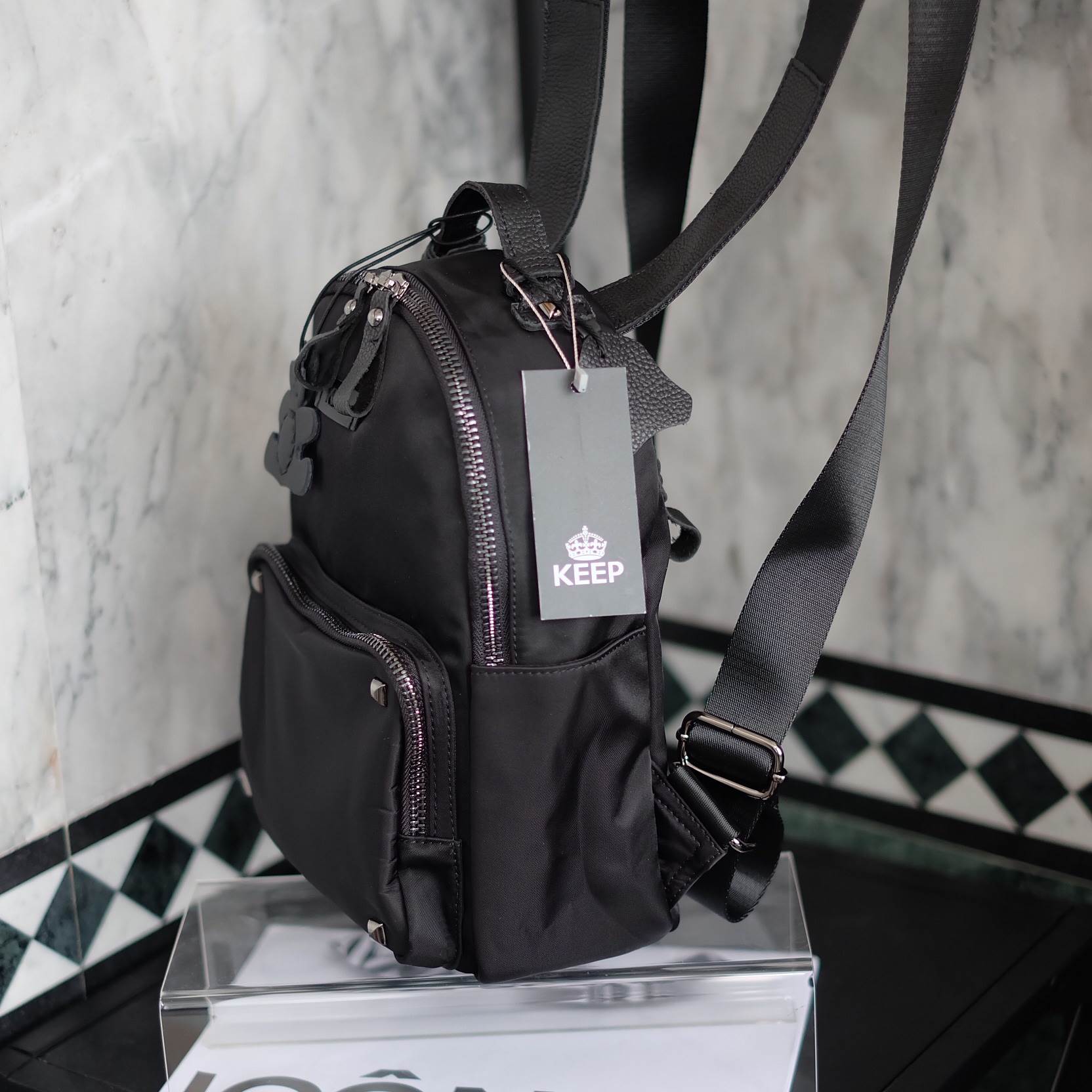 ใหม่สุด !!! เป้Keepไนล่อนห้อยพี่หมีteddy_duo เอาใจสาวๆ ชอบสไตด์ เป้ ทางร้านได้ รุ่น classic ประดับหมุดดำ จาก แบรนด์ keep มาฝากคะ จุดเด่น 💙 กระเป๋า ผ้าไนล่อน น้ำหนักเบา สายหนังแท้ ทนทาน ดีไซด์ ทันสมัย เข้าได้กับทุกชุด สายสะพายมีแผ่นหนังแท้รอง สะพาย