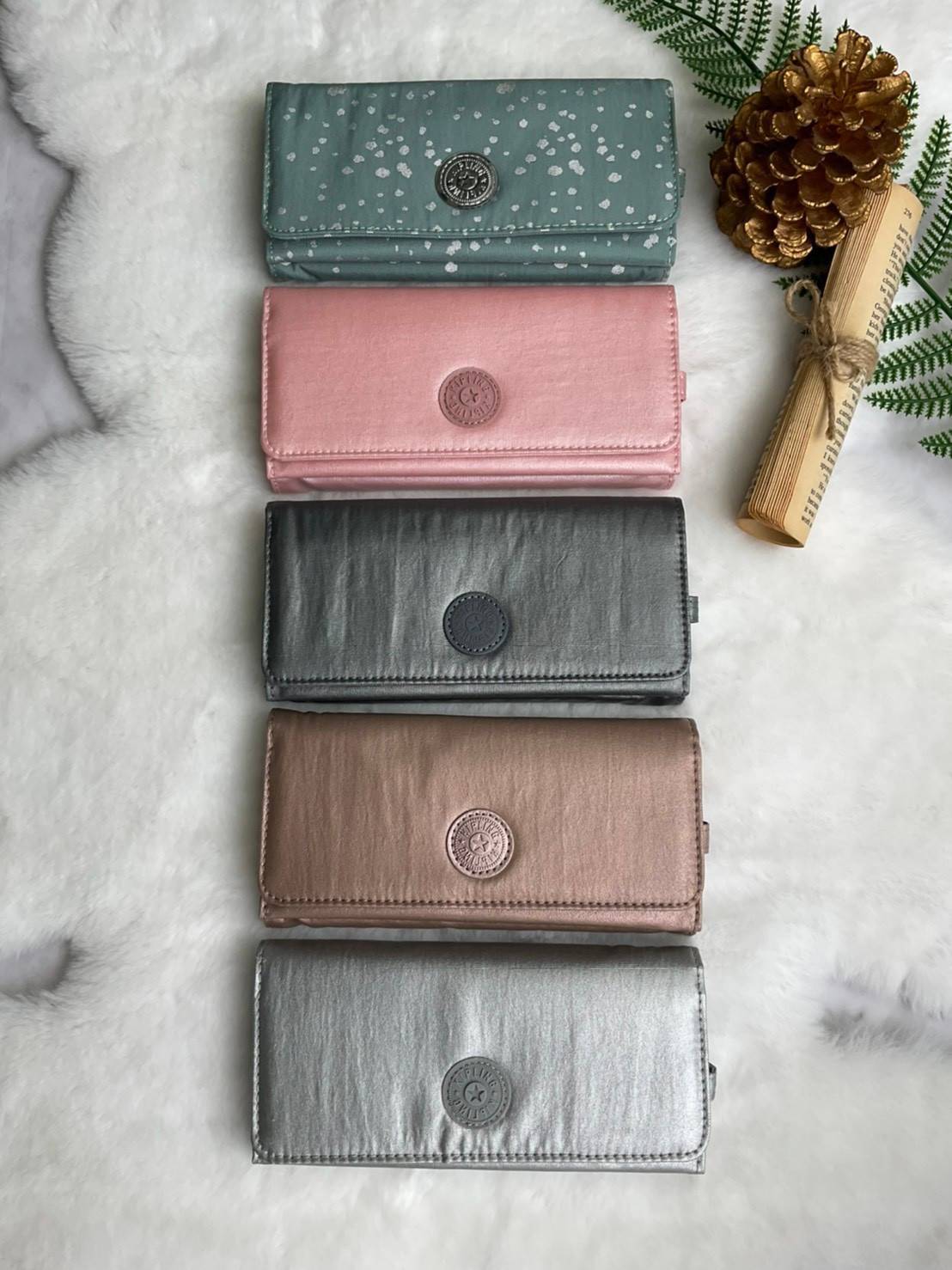 กระเป๋าสตางค์ยาว 3 พับตอน Kipling Brownie long tri-fold wallets กระเป๋าสตางค์ยาวแบบ3พับตอน วัสดุกันน้ำ เปิดปิดด้วยกระดุมแป๊ก มีช่องใส่ธนบัตรหลายช่อง ช่องเสียบการด์ได้ถึง13ช่องลายจุด และใส่รูปภาพได้อีก2ช่อง ช่องซิปใส่เหรียญ ช่องธนบัตร 3 ช่อง ที่จับหัวซิปปั