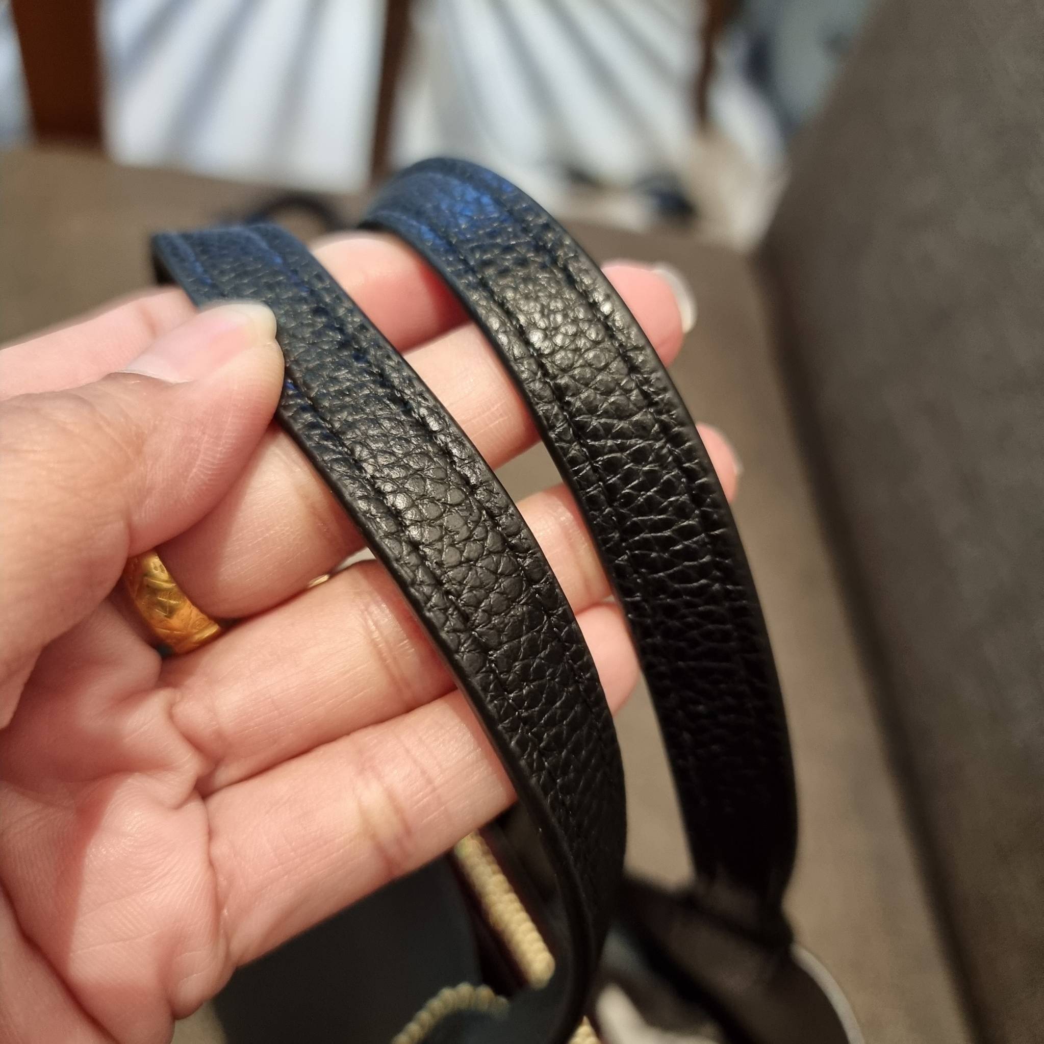 COACH C8561 C8869 WILLOW TOTE 24 IN COLOR BLOCK น้องสาวลุคลูกคุณมาแล้วจ้า กระเป๋าถือ/สะพาย ดีไซน์คัลเลอร์บล็อค ลงตัว เรียบหรู ใบจริงคือผู้ดี๊ผู้ดี ใช่ได้ทุกๆโอกาส วัสดุหนัง pepble อยู่ทรง เปิดปิดด้วยตัวบิดล็อค และอีกฝั่งเป็นกระดุมแม่เหล็ก ภายในโล่งกว้าง ใ