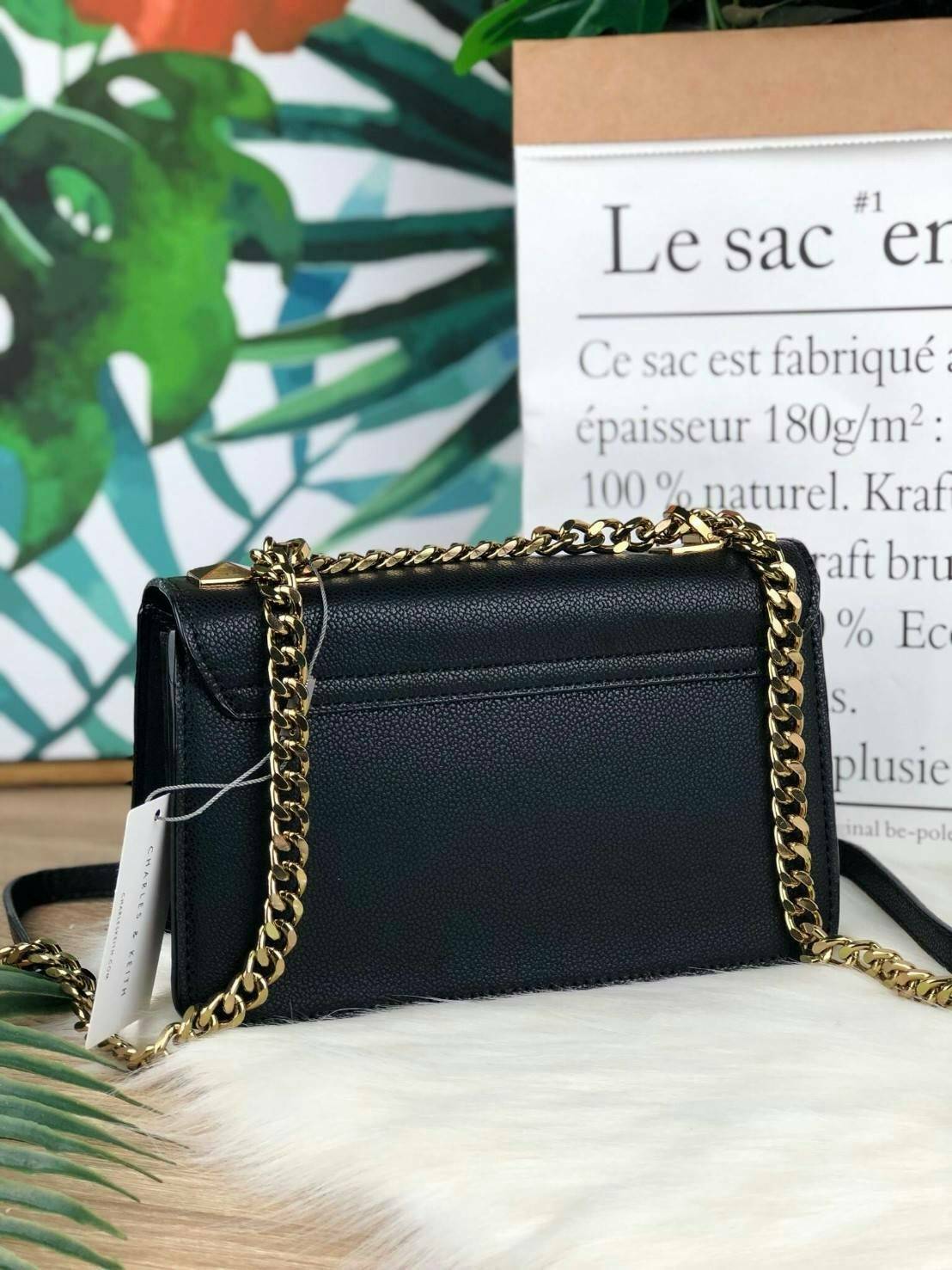 CHARLES & KEITH METAL PUSH LOCK CROSSBODY BAG รุ่นฮิตขายดีมีมาพร้อมส่งแล้วจ้า กับกระเ๋าสะพายไซส์น่ารัก วางอยู่ทรง เปิดปิดด้วย ตัวล็อกด้านหน้า ด้านในแบ่งเป็น 2 ช่องมีช่องซิปตรงกลาง จุของได้เยอะพอควรเลยค่ะ ใส่ iPhone plus ได้สบายๆ และของจุกจิกที่จำเป็น รุ่น