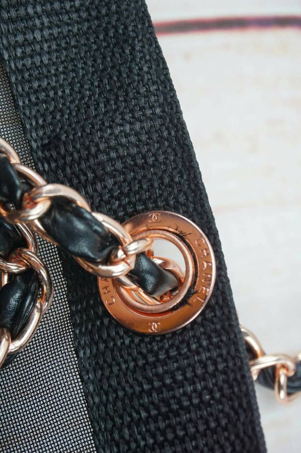 Chanel Black Mesh Tote Bag with Chanel Ribbon กระเป๋าแบรนด์ชาแนล ทำจาก 100% Polyester Mesh รุ่นนี้ สายสะพายโซ่สี rose gold ตัดกับหนัง เพิ่มความหรูหรา น่าใช้ อะไหล่ทุกจุดปั๊มแบรนด์ มาพร้อมริ้บบิ้น Chanel เพื่มดีเทล กระเป๋าด้านหนึ่งสกรีนชื่อแบรนด์ Chanel อี
