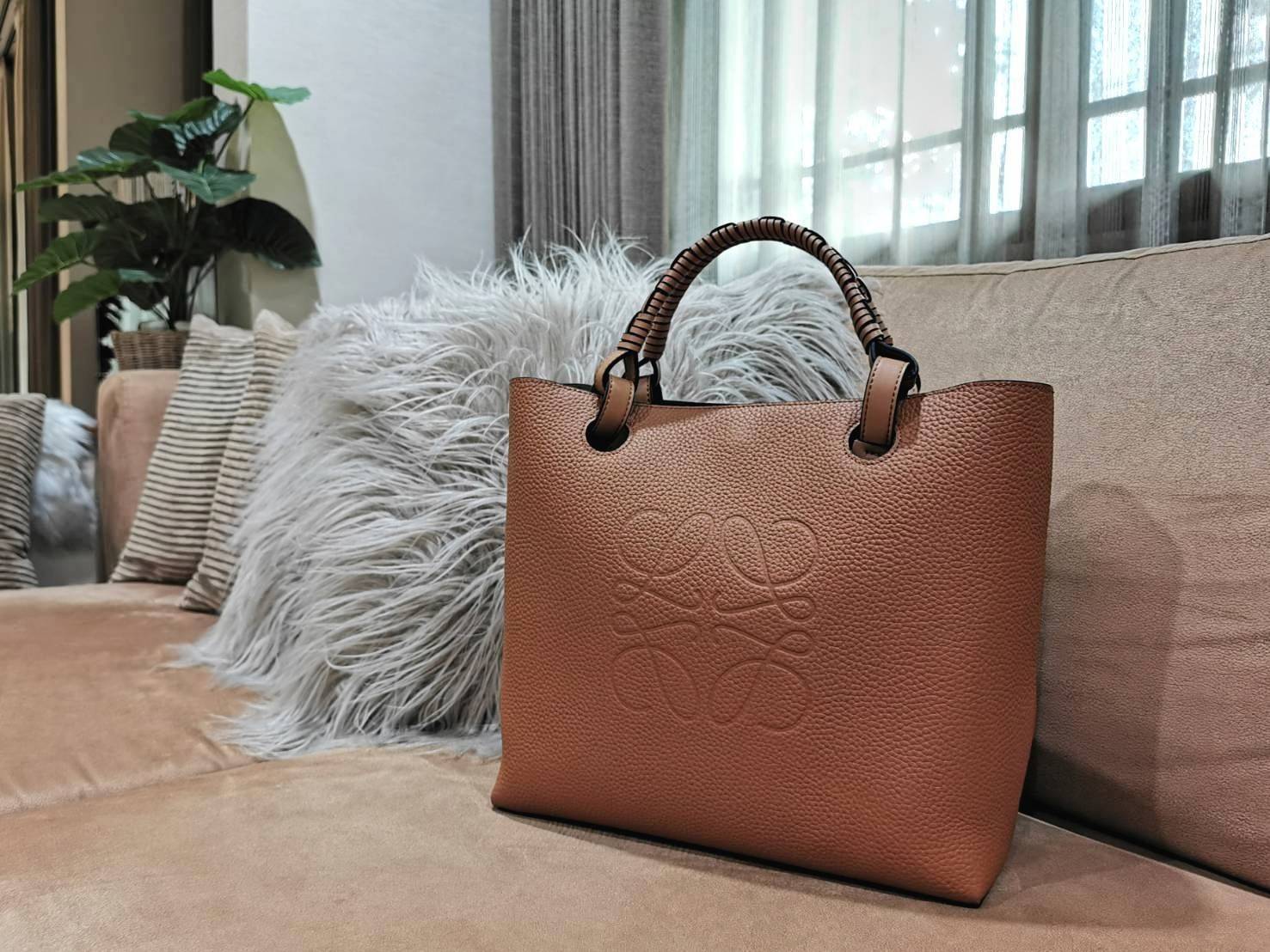 พร้อมส่งความสวย! Super Rare! ห้ามพลาด!✴️ LOEWE HANDLE & SHOULDER BAG VIP GIFT WITH PURCHASE (GWP) กระเป๋าหนังแท้พรีเมี่ยมกิ๊ฟ Limited จาก LOEWE PERFUME DUTYFREE รุ่น Rare items สุดๆวัสดุหนังแท้ Lambskin แบบนิ่มเทคเจอร์สวยดีไซน์สุดหรูคงเอกลักษณ์แบรน