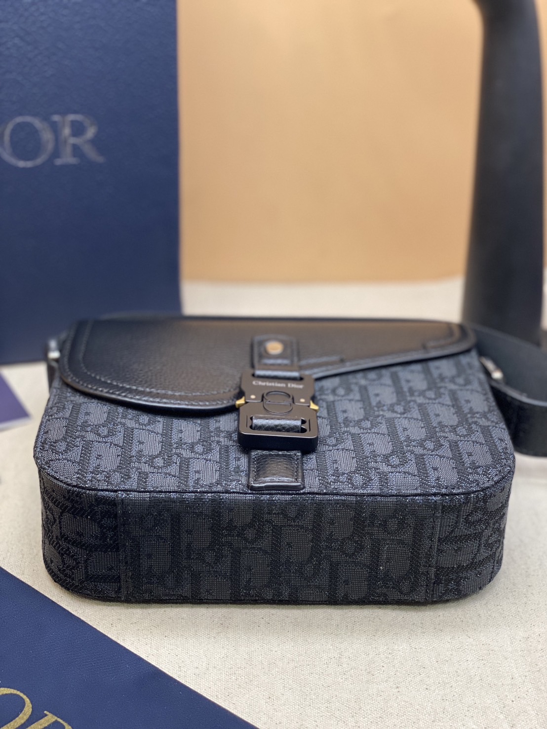 DIOR Small Saddle Messenger Bag with Flap กระเป๋าทรงแมสเซ็นเจอร์รุ่นฮิต เกรดออริ สลับแท้ 1:1 ใช้ต่างประเทศได้