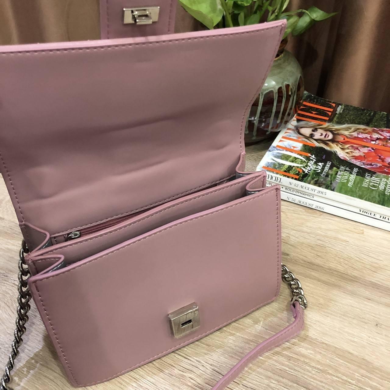 Charles&kieth chevron detail textured slingbag 2017 กระเป๋าหนัง PU ขนาดมินิหนังเนื้อเรียบ ดีไซน์เก๋ ด้านหน้ามีแทคห้อยแบรนด์ เย็บซิกแซกเก๋ มาด้วยสี 2 tone มีตัวล็อคหน้าแบบเข็มขัด ปั๊มแบรนด์บนโลหะ สายสะพายโซ่คั่นหนังรองบ่า ภายในมี 2 ช่อง มีช่องซิปเล็ก เปิดป