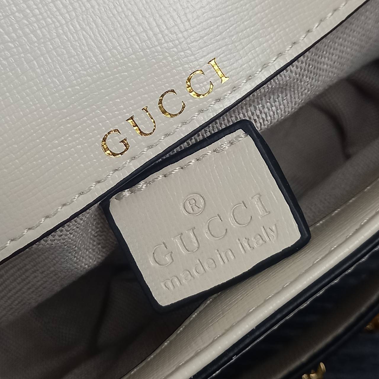 GUCCI HORSEBIT 1955 MINI BAG กระเป๋า crossbody รุ่นฮิต สุดหรูหรา คลาสสิค จุของสำคัญได้เยอะ มาพร้อมสายสะพายยาว 2 เส้น สามารถ ปรับระดับได้ ถอดออกได้ รุ่นนี้ใช้งานดีมาก บอกต่อกันถึงที่สุด ใช้ได้ทุกโอกาส เป็นอีกรุ่นที่โดดเด่นมากๆ