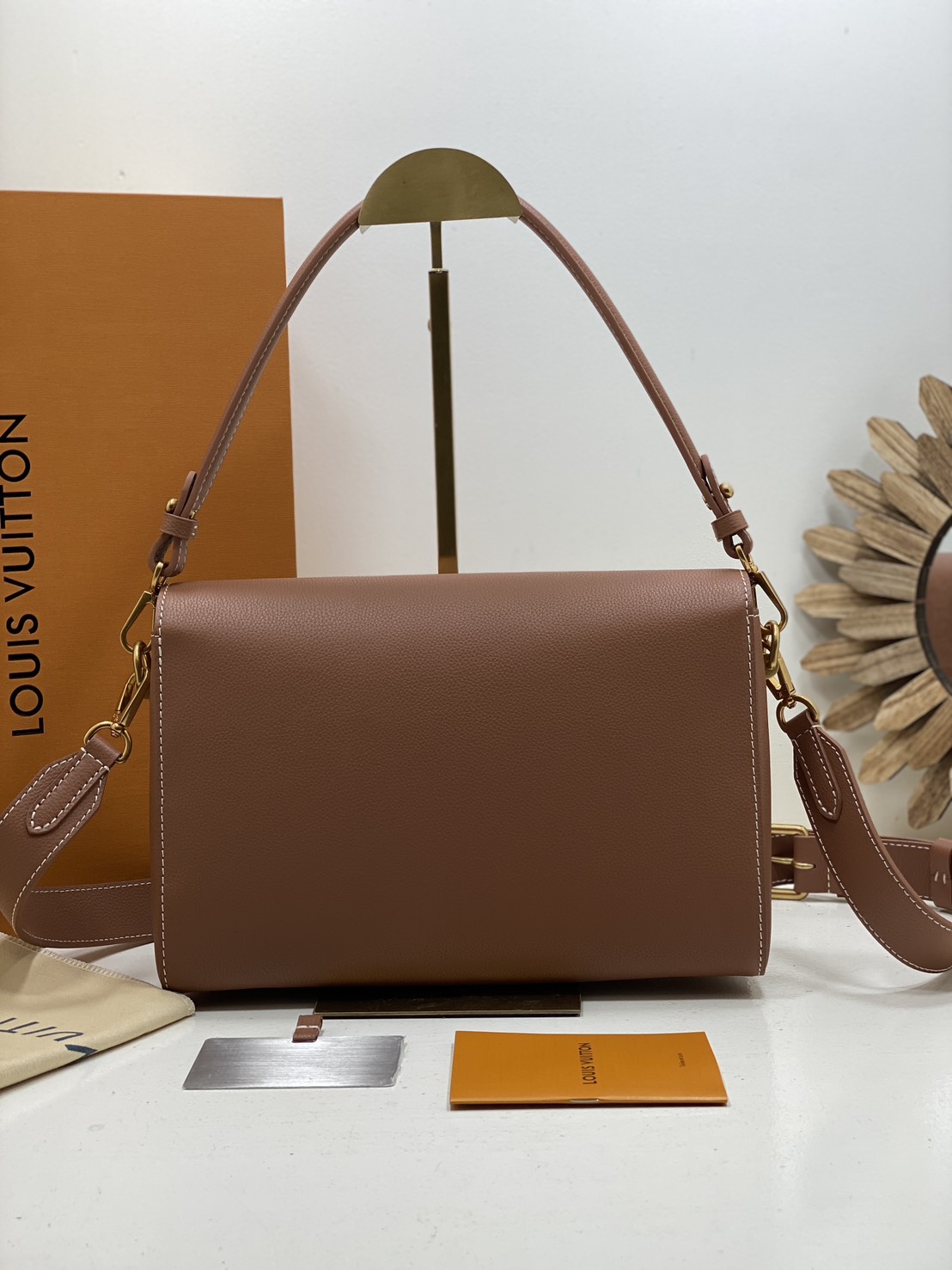 TOP ORI หนังแท้ | เกรดดีสุด LV Soft Twist Handbag กระเป๋าถือสุดไอคอนิก ถือเป็นกระเป๋าคู่ใจที่สมบูรณ์แบบสำหรับทุกวัน