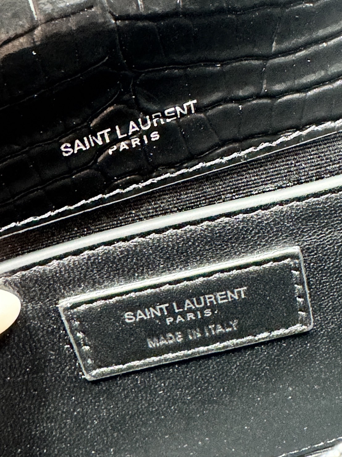 ORI หนังแท้ | 20cm Ysl Kate Croc Tassel Bag / YSL Woc Bag กระเป๋าสะพายทรง woc เรียบหรูดูแพงที่แท้จริง งานหนังลายจรเข้เต็มใบโดดเด่นด้วยโลโก้แบรนด์สุดหรู พร้อมพู่ห้อย รุ่นฮิตลอดกาลดูดีมีระดับ