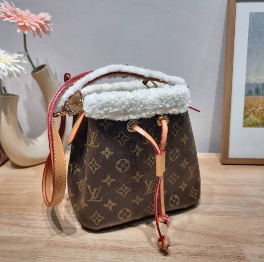 LV NEONOA WOOL Monogram Bag คอลเล็คชั่น Cozygram ใหม่กับรุ่นที่ทำมาจำนวนจำกัด ต้อนรับฤดูหนาว กับกระเป๋าสะพายทรงบัคเก็ต ดีไซน์คลาสสิคซ่อนความหรู