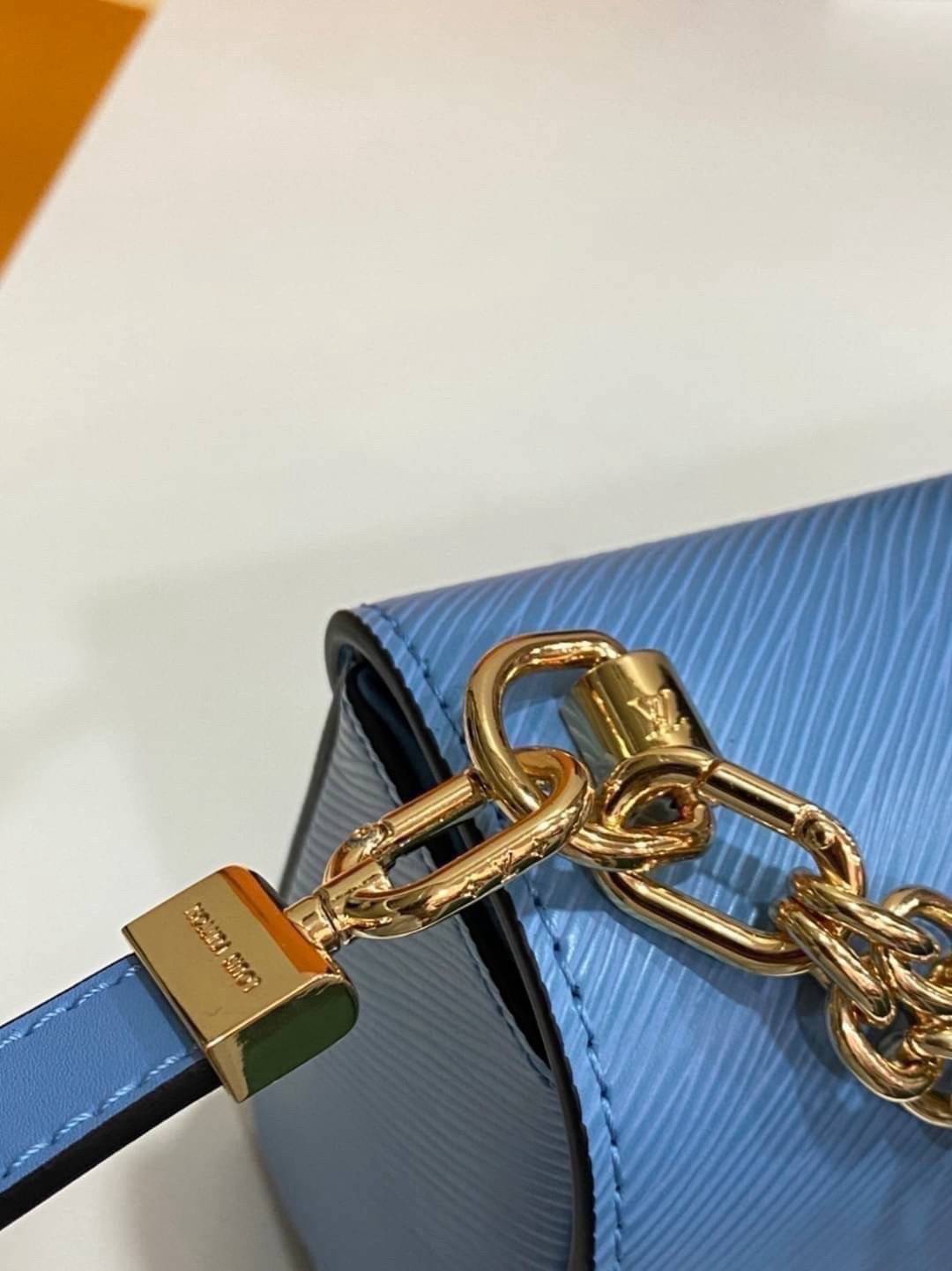 ORI หนังแท้ | LV Twist MM chain bag in grained Epi leather กระเป๋าสะพาย/กระเป๋าถือร พร้อมสายโซ่ หนังลายเกรน Epi โดดเด่นด้วยโลโก้หน้า สวยหรูเป็นเอกลักษณ์ ดีไซน์คัลเลอร์บล็อค สัมผัสโดดเด่นแมตช์กับทุกสไตล์