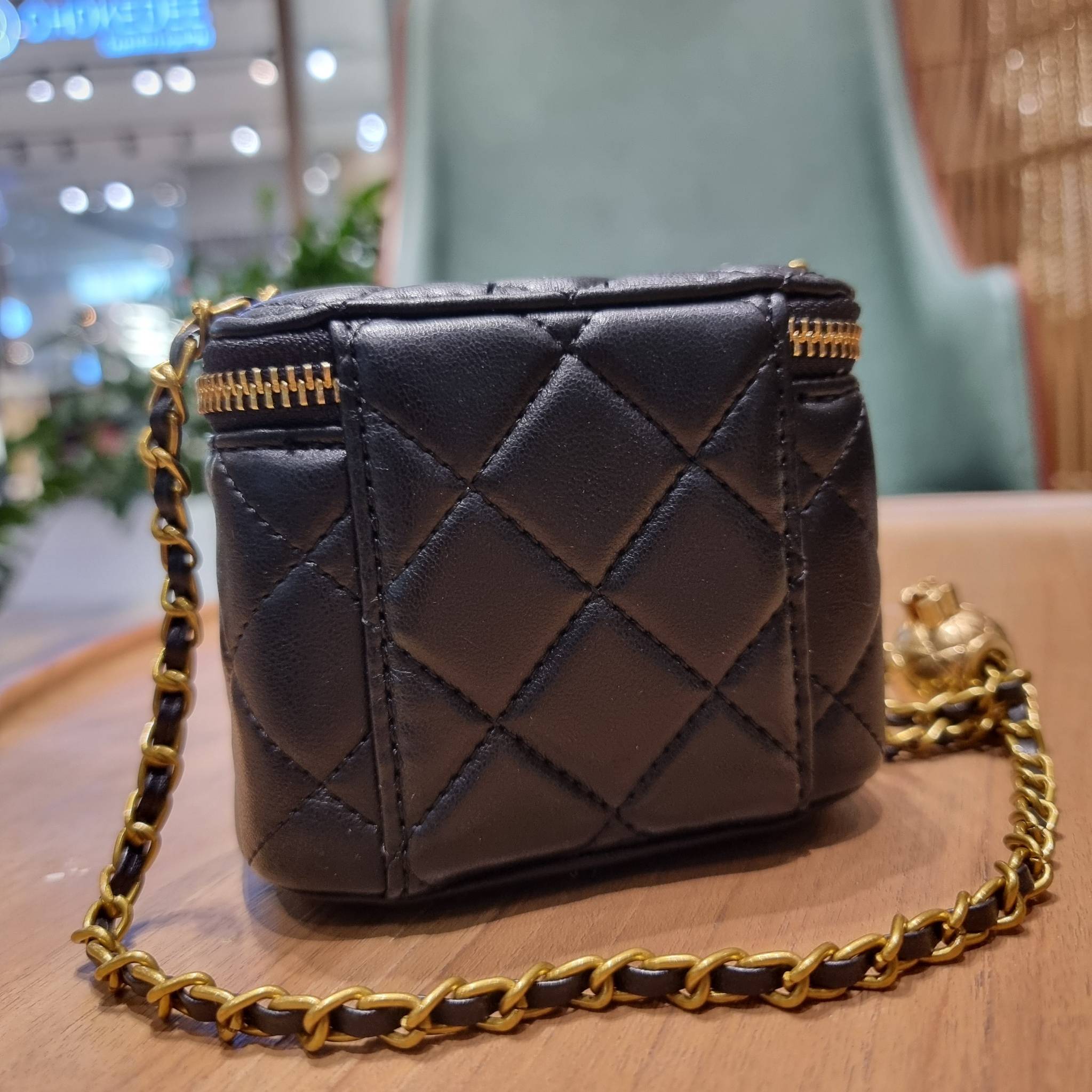 VIP 🥂 เซ็ทคือที่สุดของความคุ้ม CHANEL GIFT BOX SET สุดหรูชวนให้สะสม สุดยอดไอเท็มหายากพร้อมเสิร์ฟครบชุด สุดคุ้ม มาพร้อมกระเป๋าสะพายถึง 2 ใบ สุดหรูลิมิเต็ด จับคู่รุ่นยอดฮิต และที่พิเศษยังมีน้ำหอมตัวท็อปมาให้อีก chanel no.5 ที่แสนจะเย้ายวน ในขนาด 7.5