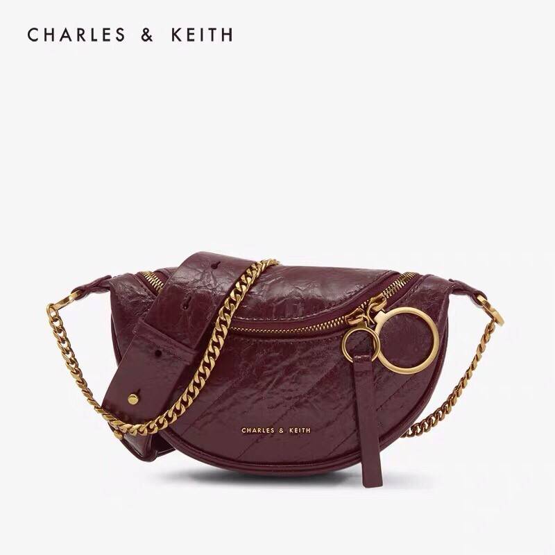 CHARLES & KEITH WRINKLED EFFECT RING ZIP TASSEL CROSSBODY BAG กระเป๋าสะพาย/คาดเอว/คาดอกรุ่นใหม่ล่าสุด เปิด-ปิดด้วยซิป ภายในโล่งกว้างมีช่องเล็กใส่บัตร จุของได้เยอะดีไซต์เก๋ไม่ซ้ำใคร สามารถสะพายได้หลายแบบไม่จำเจ ราคาสุดคุ้มห้ามพลาดค่ะ