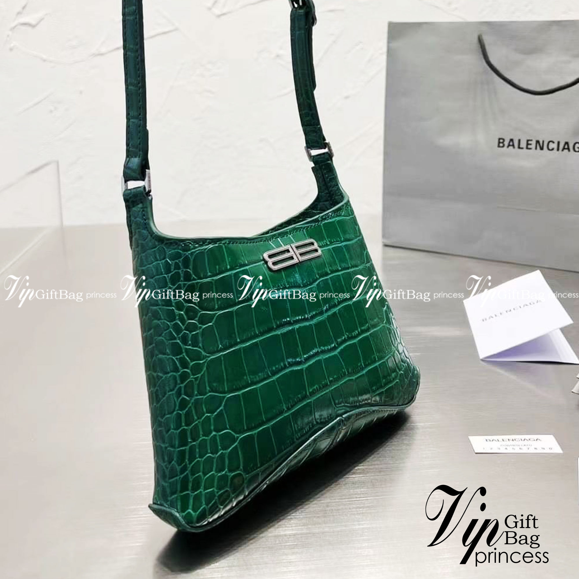 BALENCIAGA xx Small Hobo Bag / BALENCIAGA hobo Bag สุดหรูกับกระเป๋าสะพายทรงโท้ท ไซส์มินิ เรียบหรู ดูแพงมาก สีลูกคุณมากๆ!! ผิวสัมผัสดี ภายในโล่ง จุของได้เยอะ เป็นอีกหนึ่งไอเท็มแนะนำ ที่ไม่อยากให้พลาดเลยจ้า