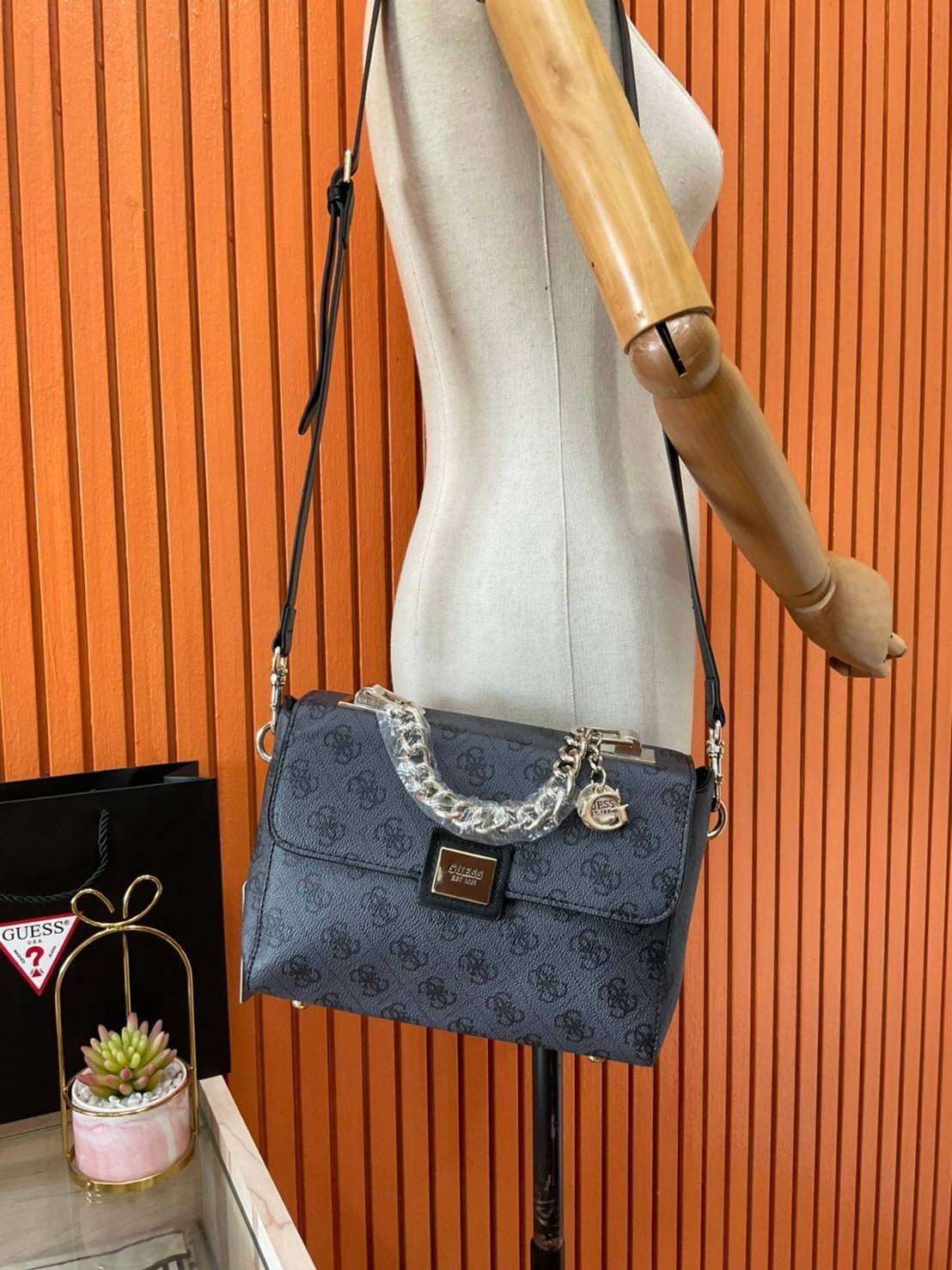 ราคาปังปิ๊นาศ (!!) มากแม่ 💕 GUESS Candace Top Handle Flap Bag กระเป๋าสะพาย Crossbody / คล้องแขน ถือออกงานได้ ทรงน่ารัก จากแบรนด์ GUESS สวยอยู่ทรง ขนาดกำลังดี น้ำหนักเบา ด้านหน้ามีโลโก้แบรนด์อะไหล่ทอง มีอะไหล่โซ่ห้อยด้านหน้าสามารถคล้องแขนและถือได้ 